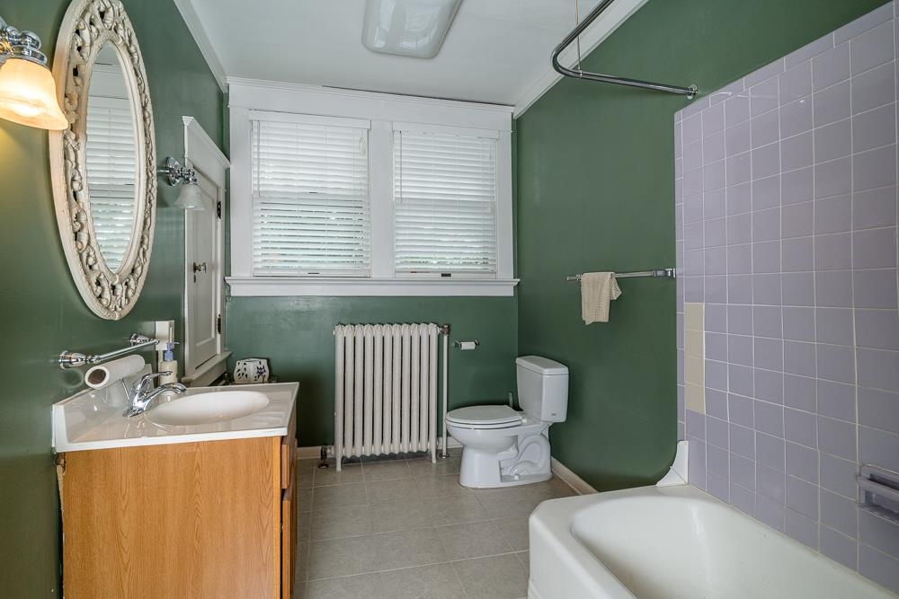 225 N MUHLENBERG ST