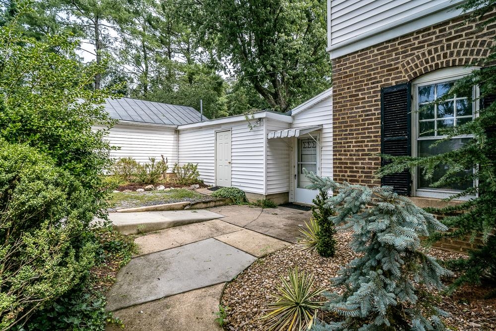 225 N MUHLENBERG ST