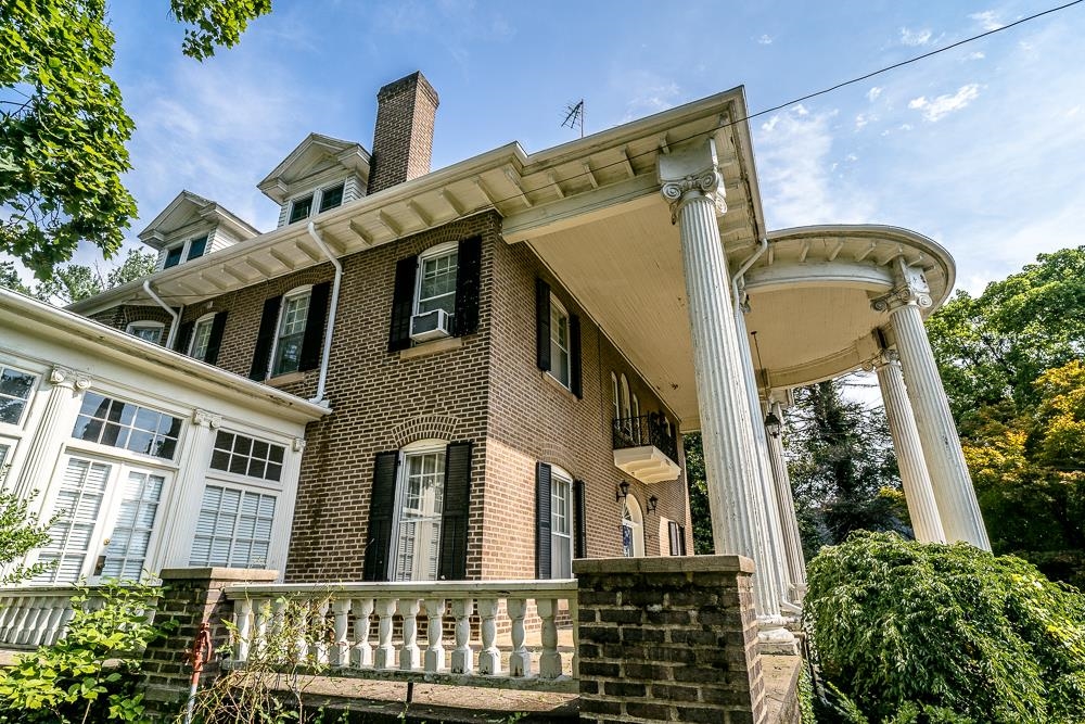 225 N MUHLENBERG ST