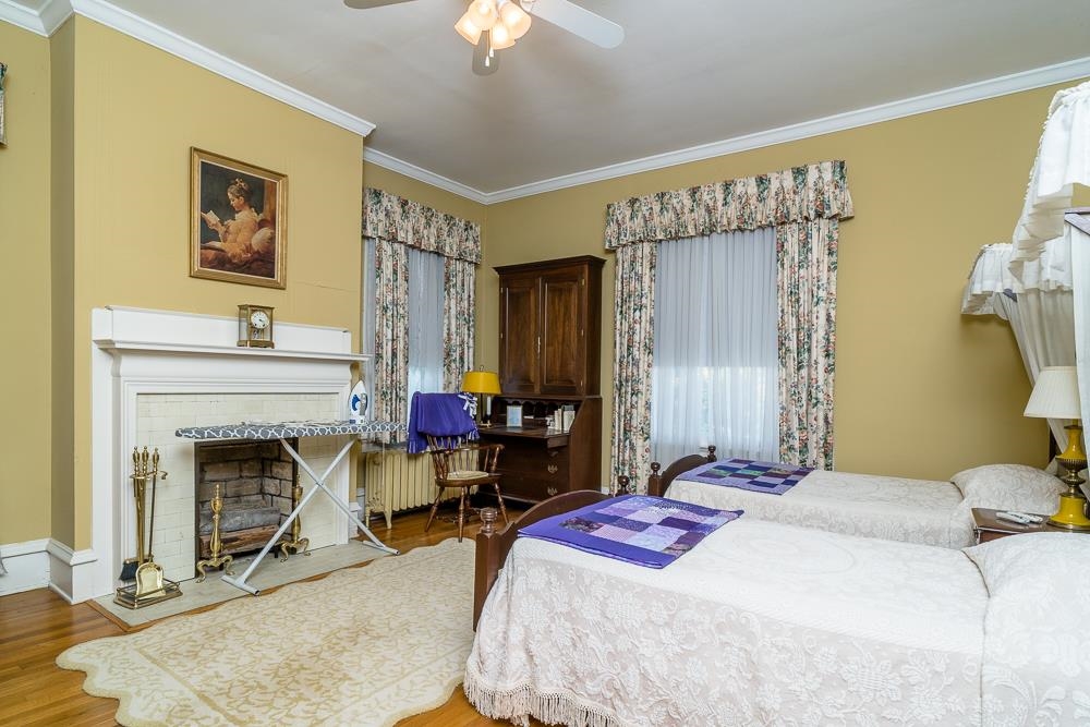 225 N MUHLENBERG ST