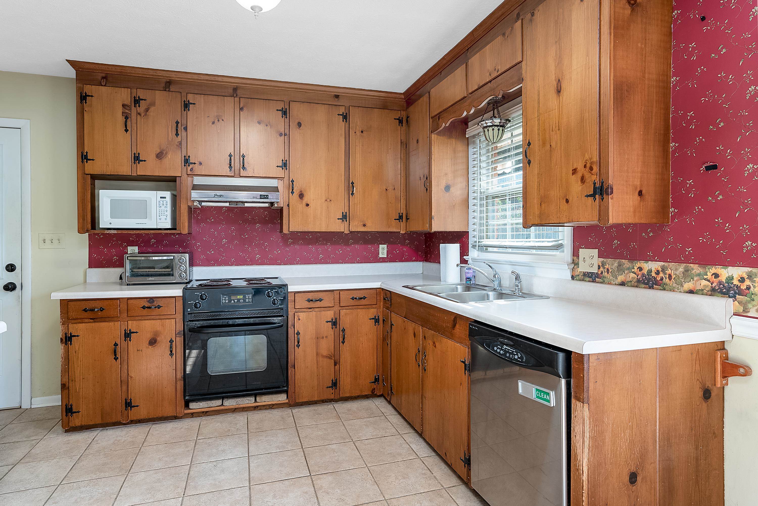 213 SUNSET DR