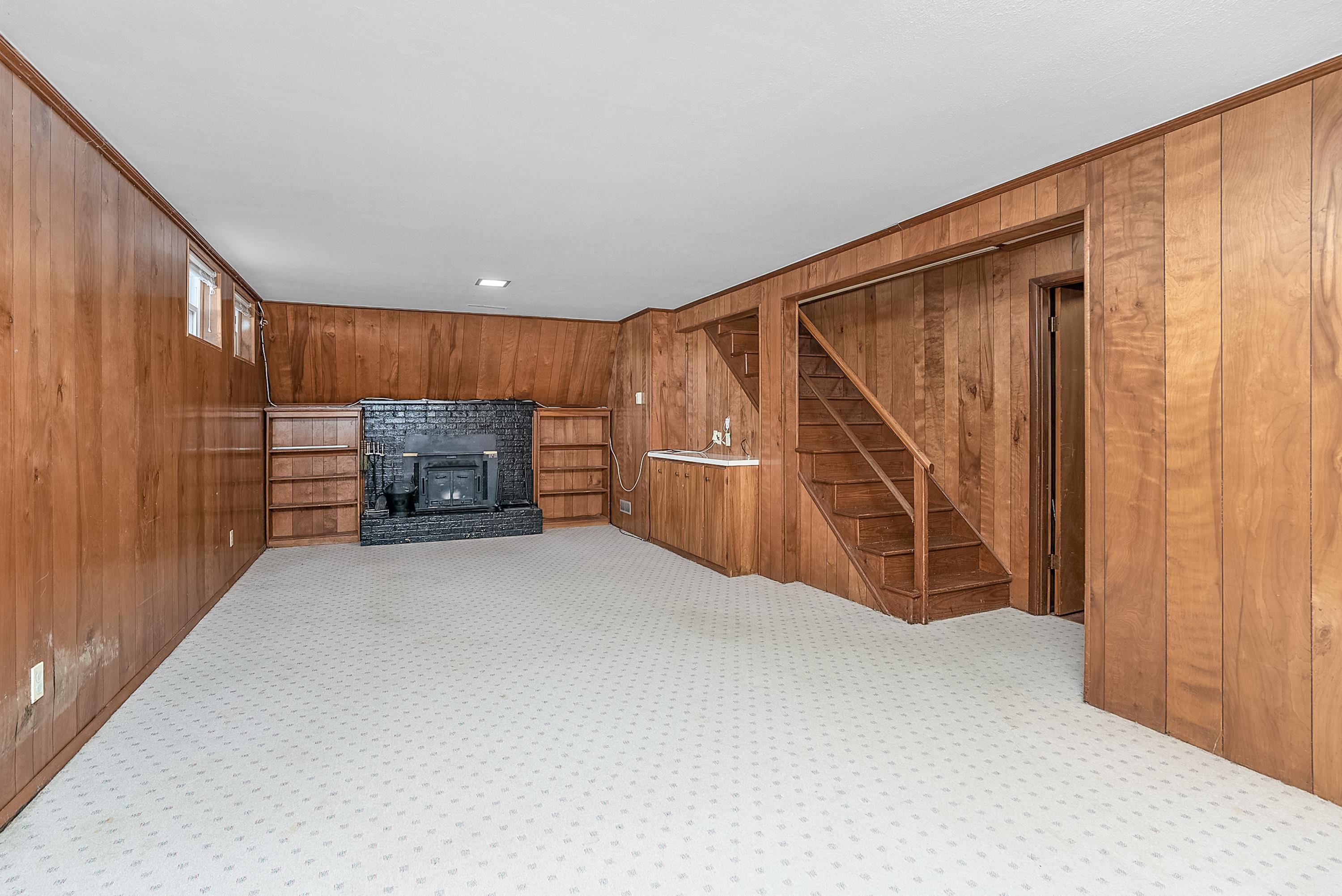 213 SUNSET DR
