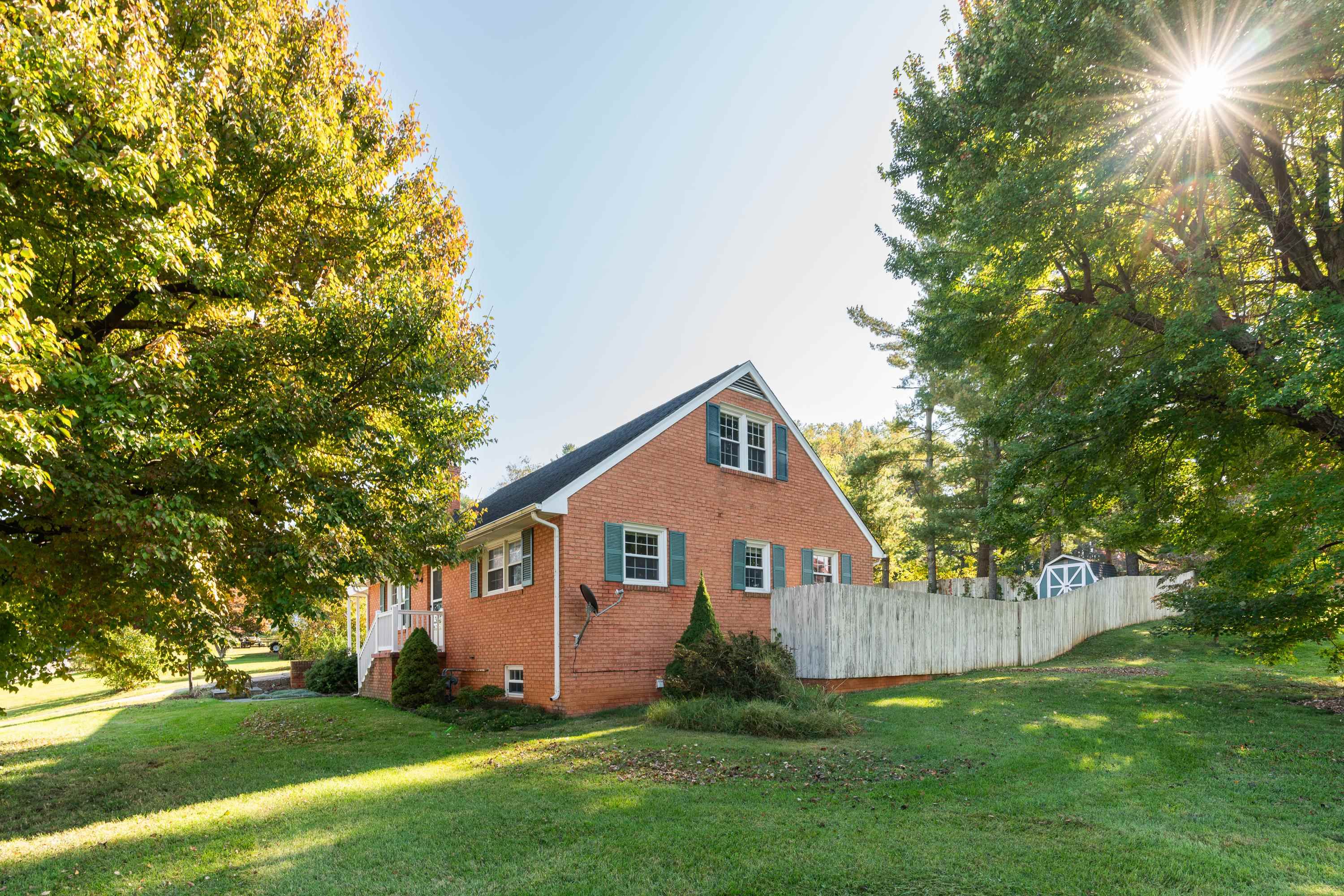 213 SUNSET DR