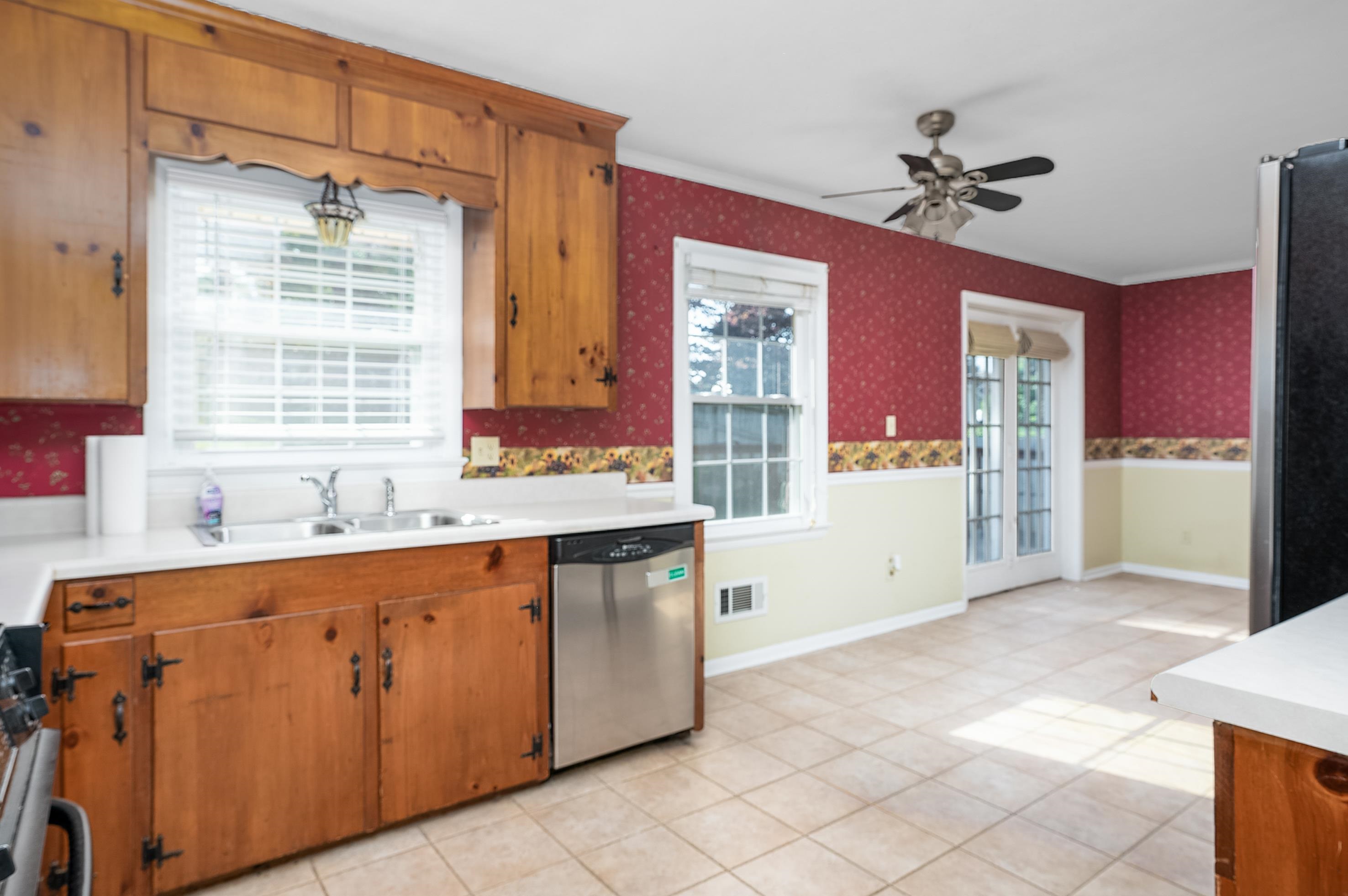 213 SUNSET DR