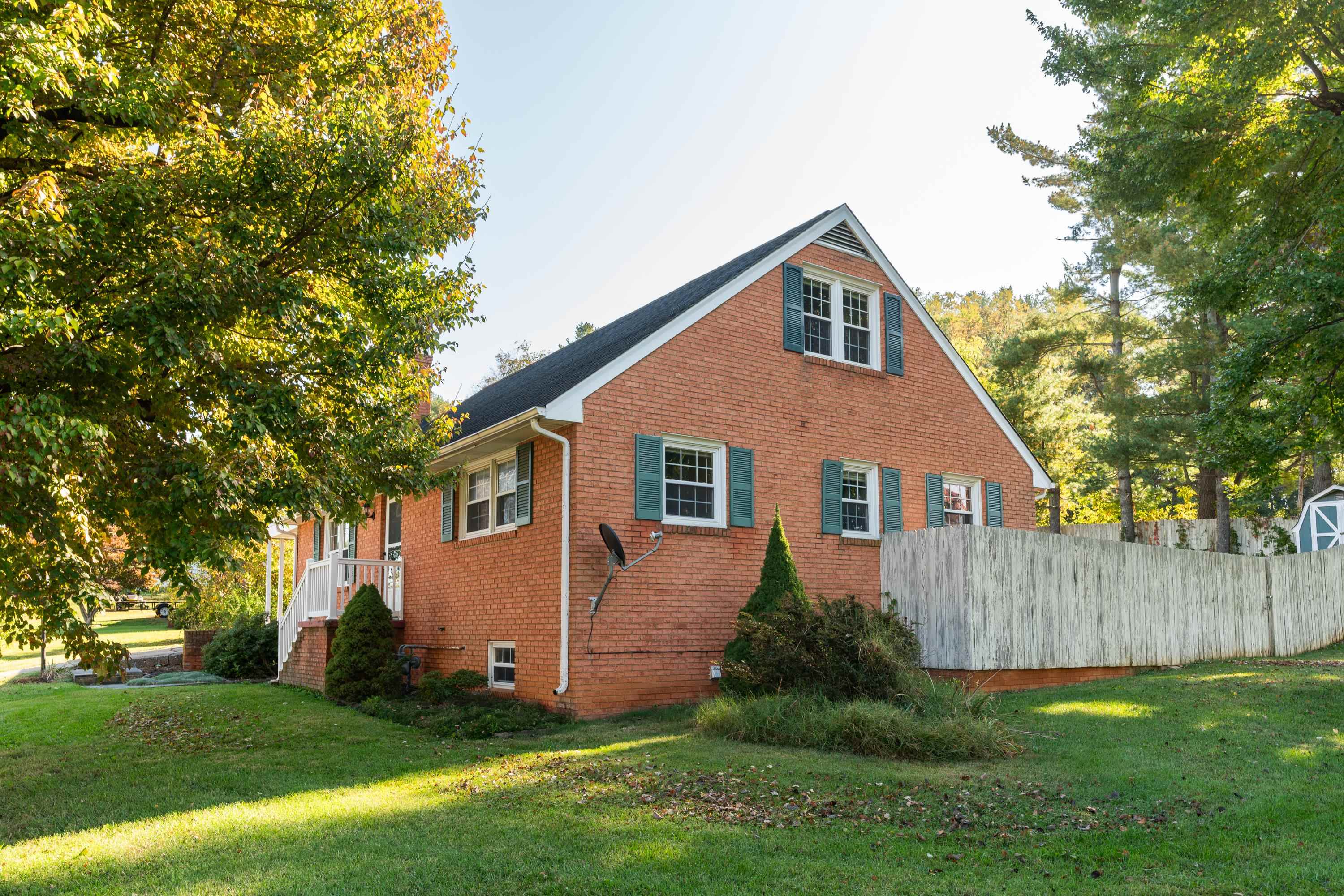 213 SUNSET DR