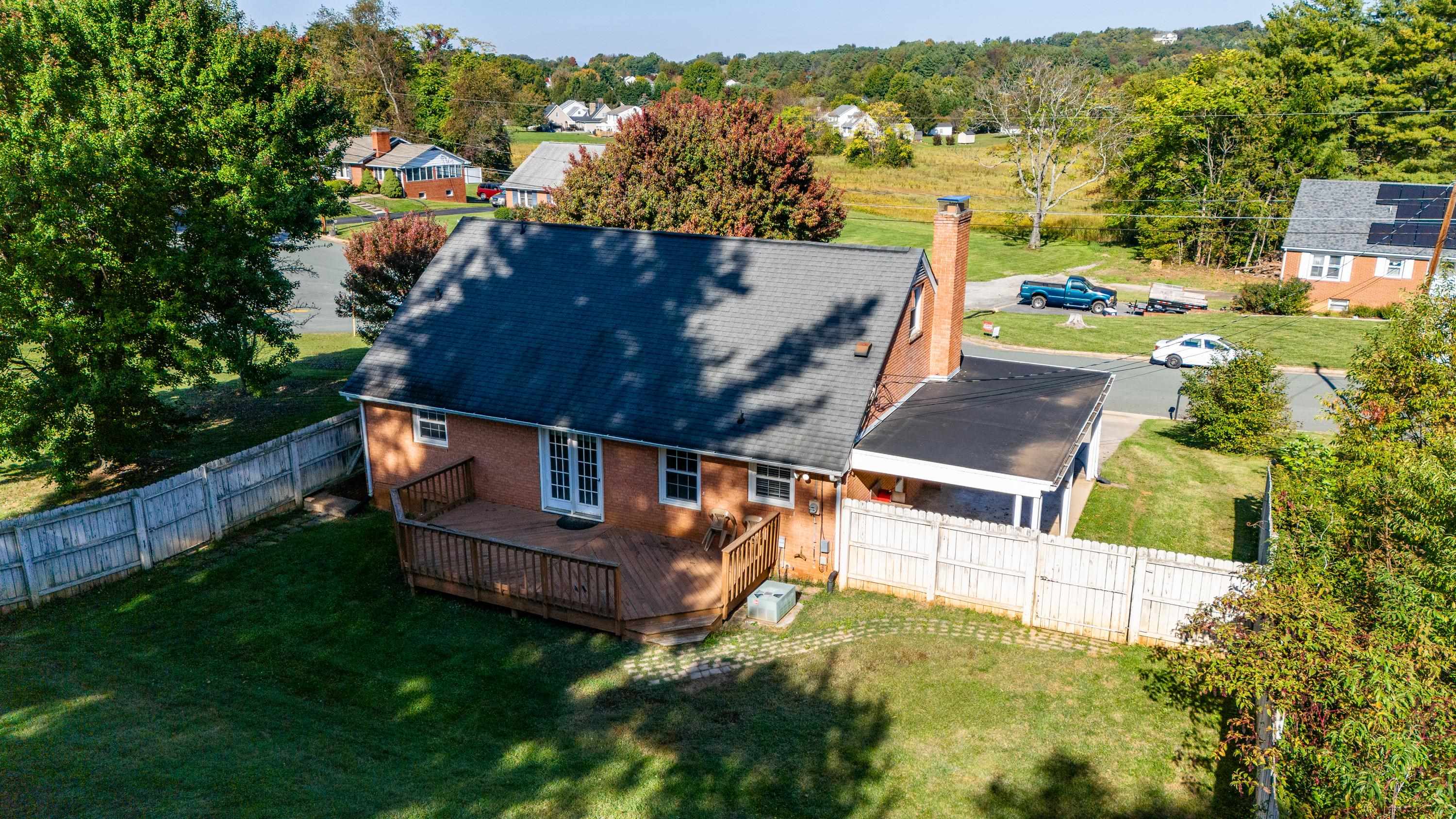 213 SUNSET DR