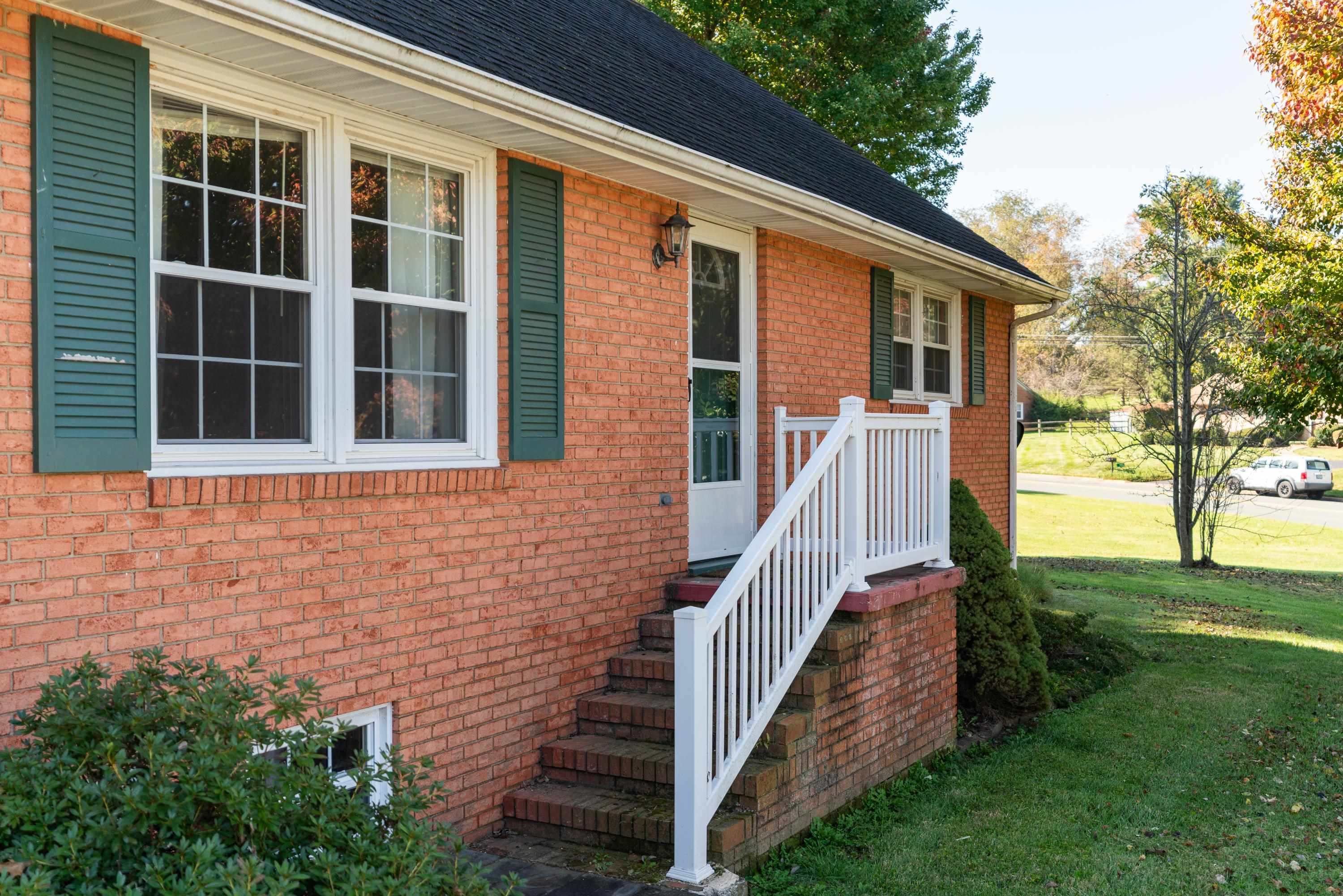 213 SUNSET DR