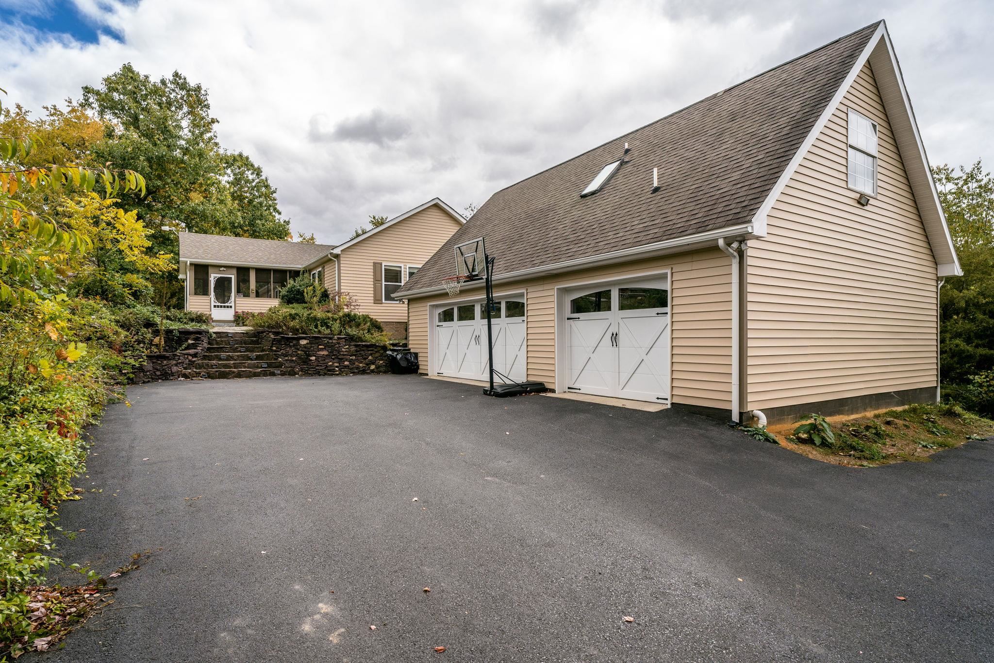 1109 PARKERSBURG TPKE