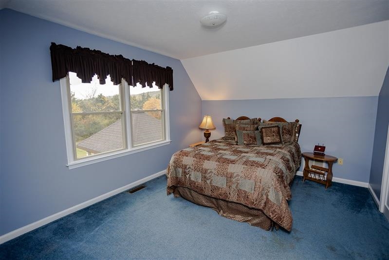 143 MOORCLIFFE LN