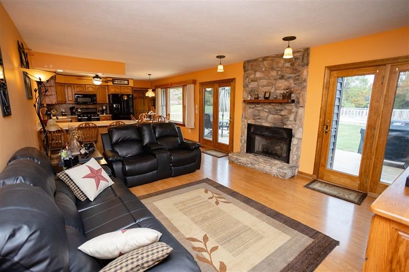 143 MOORCLIFFE LN