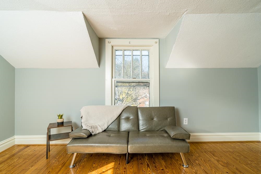 1109 SPRING HILL RD