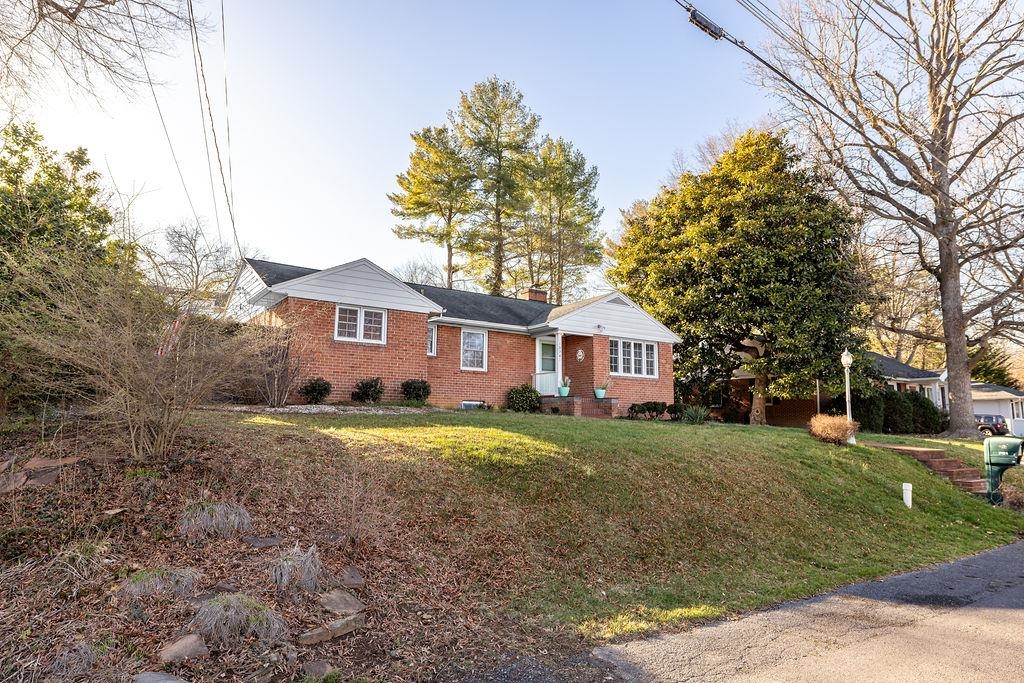 1024 WARWICK DR