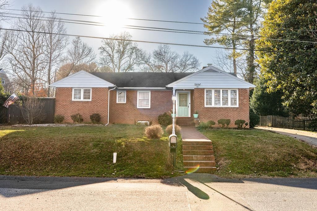 1024 WARWICK DR