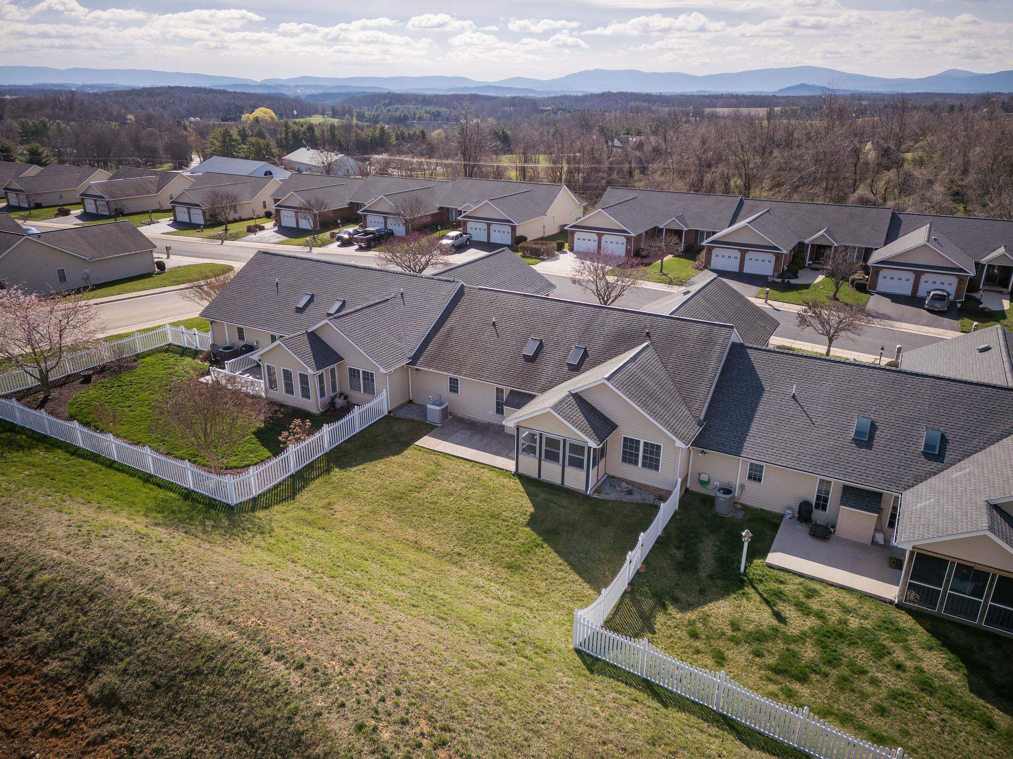 202 RED OAK DR