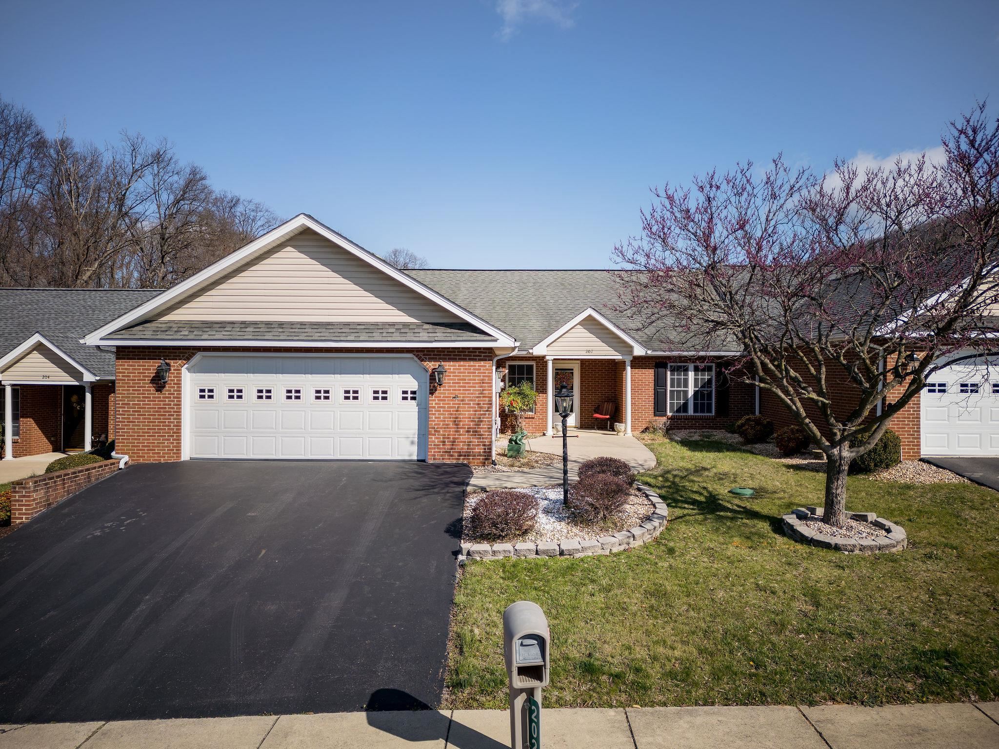202 RED OAK DR