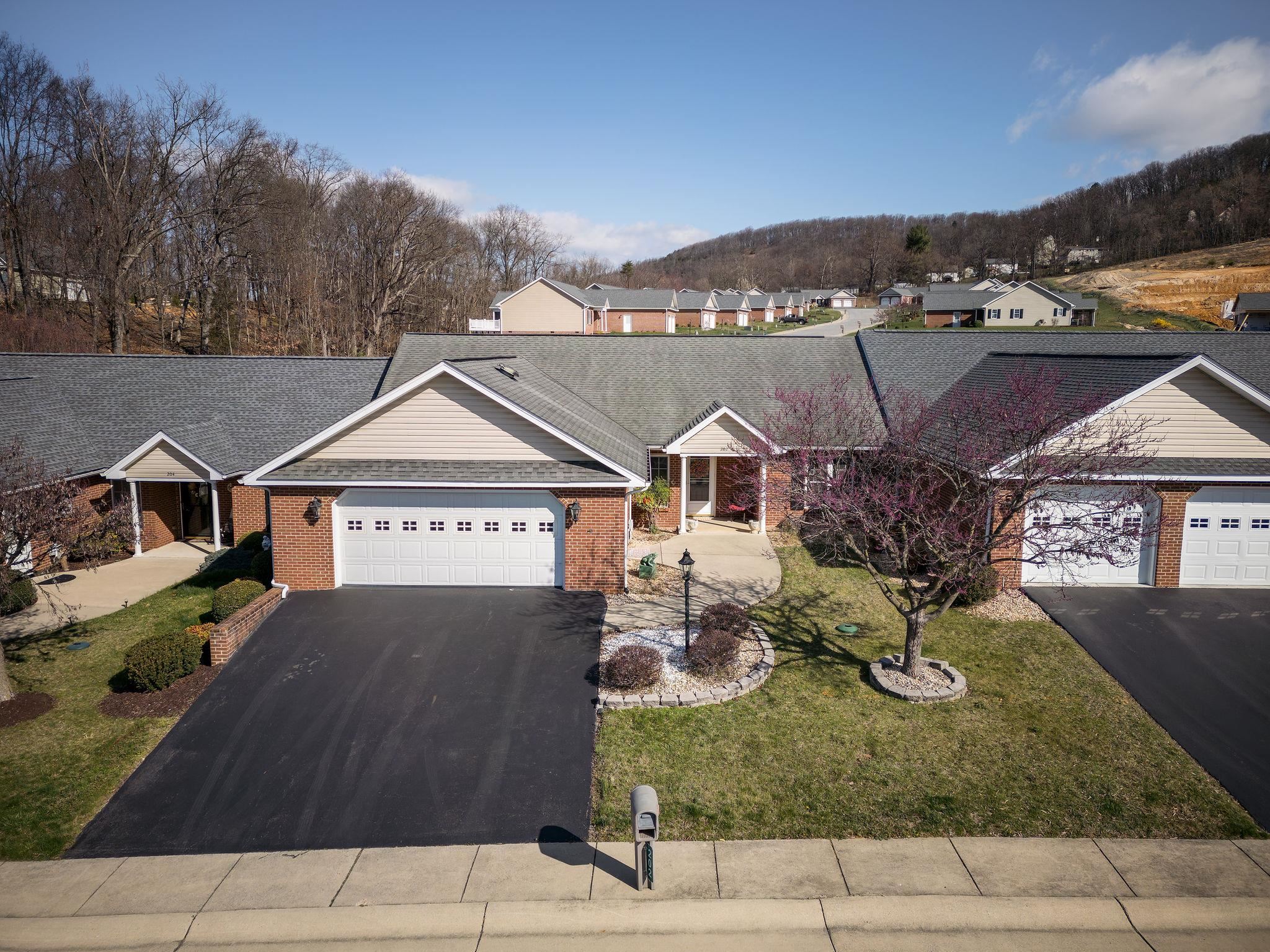 202 RED OAK DR