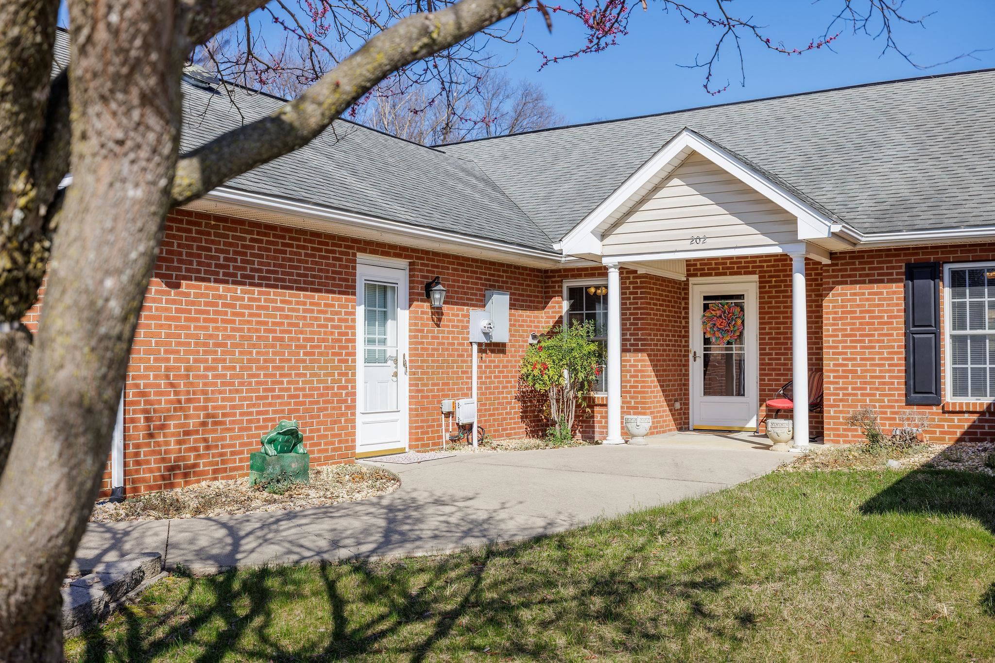 202 RED OAK DR