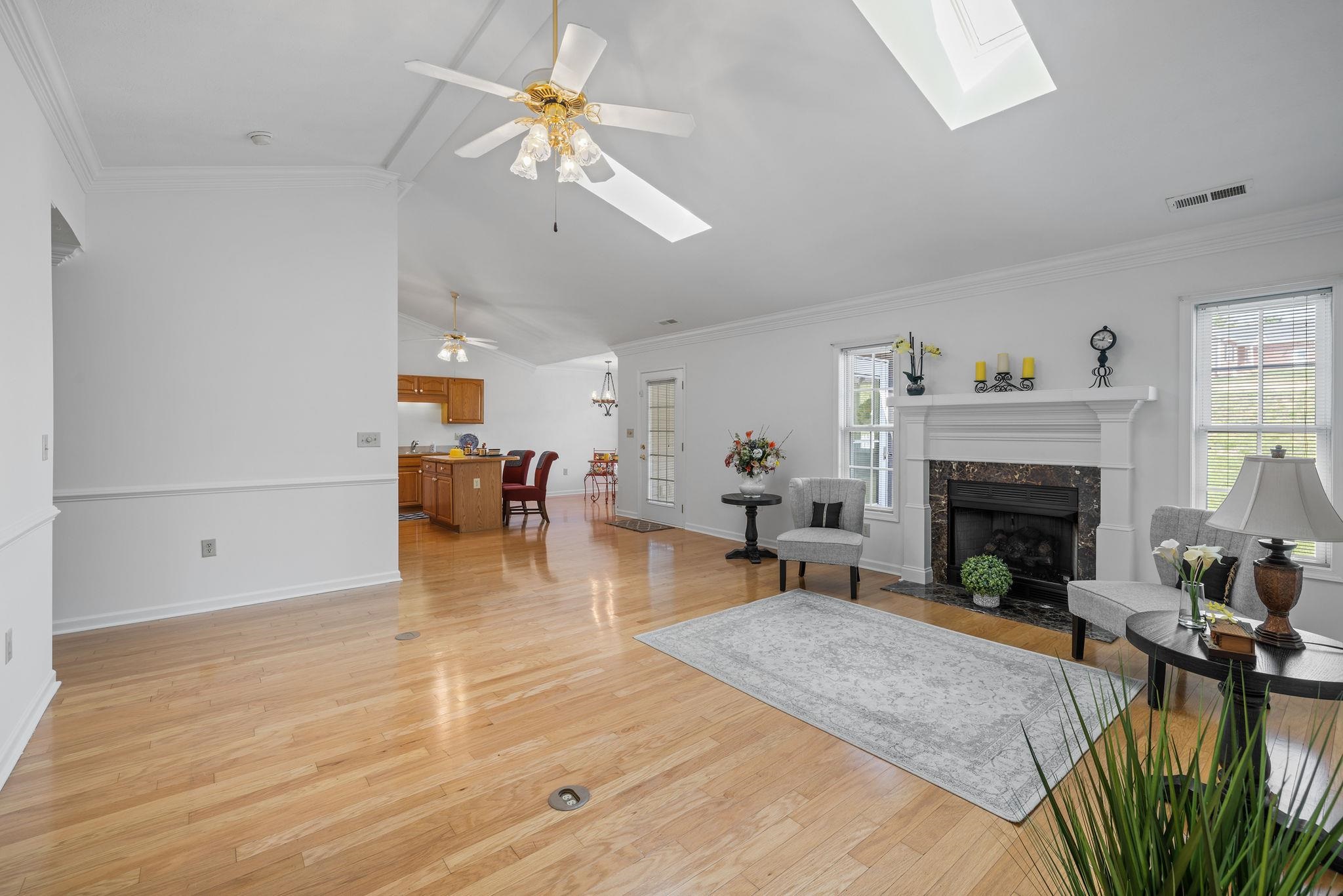 202 RED OAK DR
