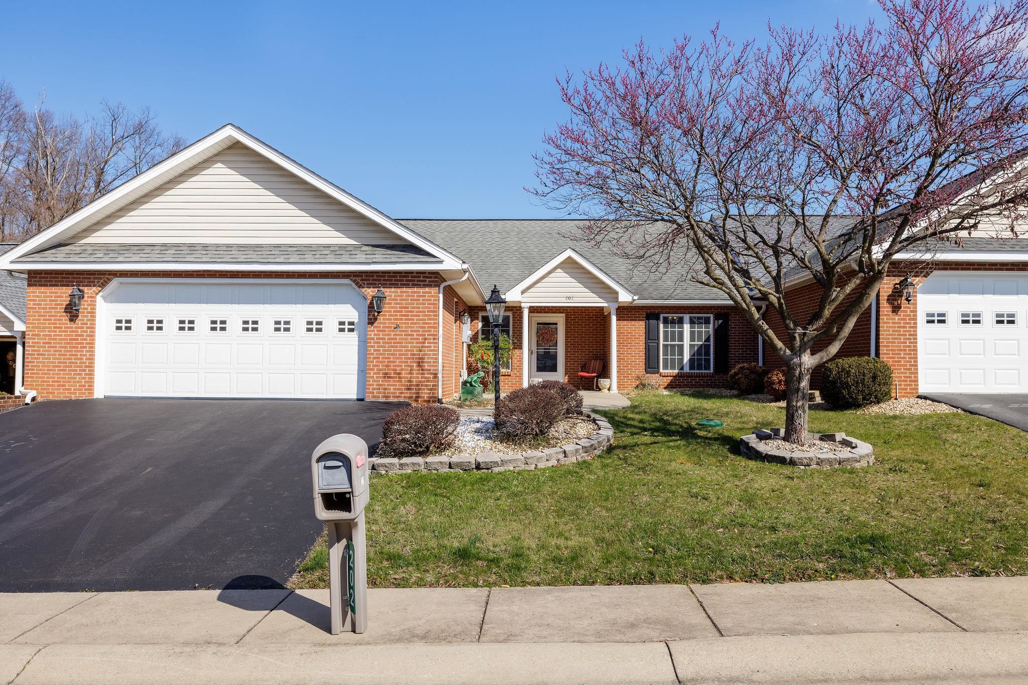 202 RED OAK DR