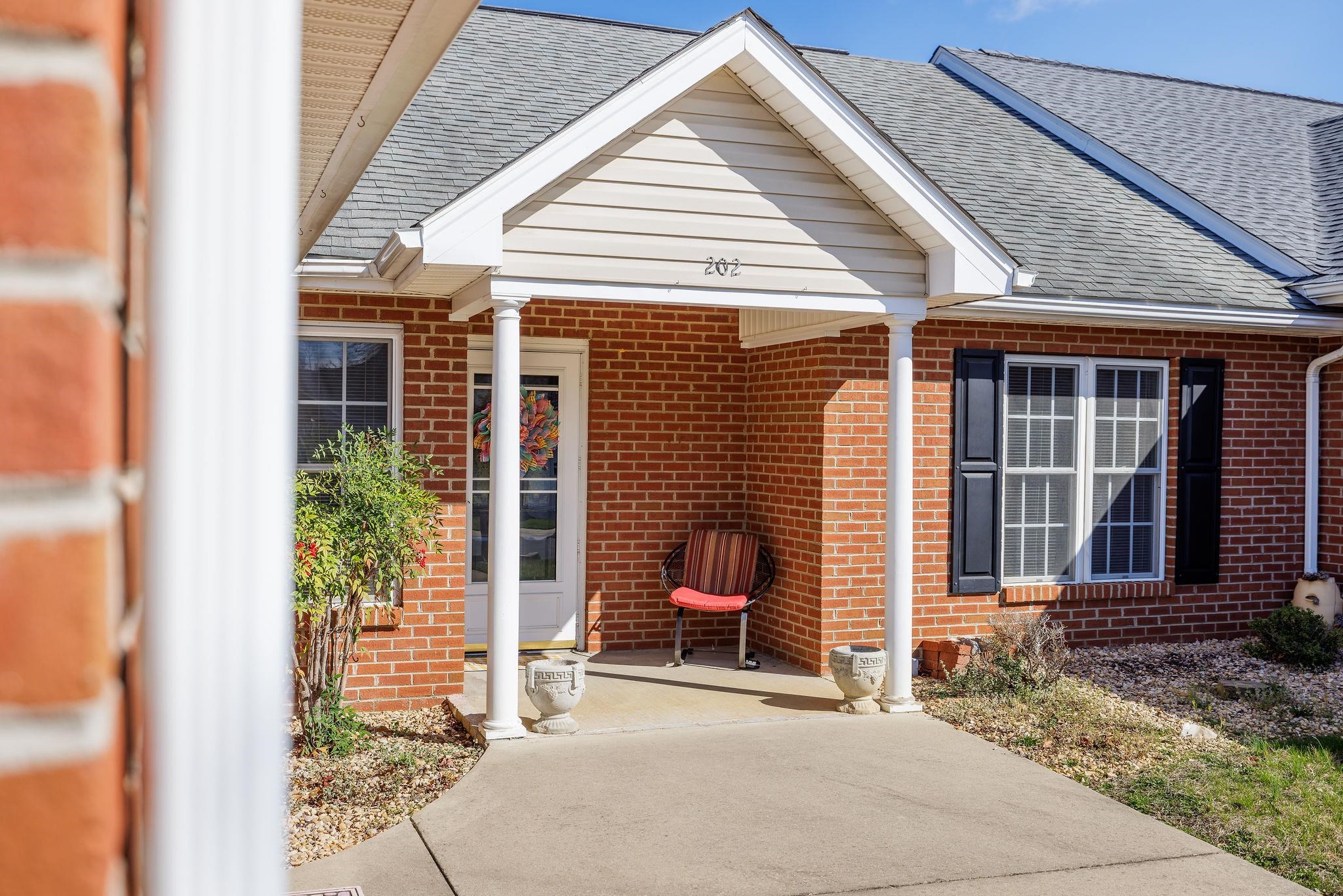 202 RED OAK DR