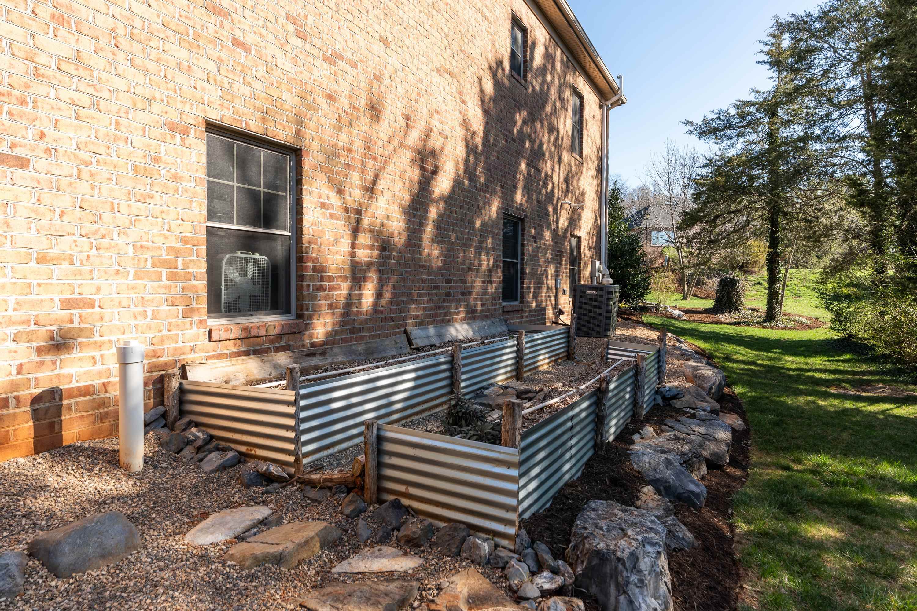 561 MYERS AVE