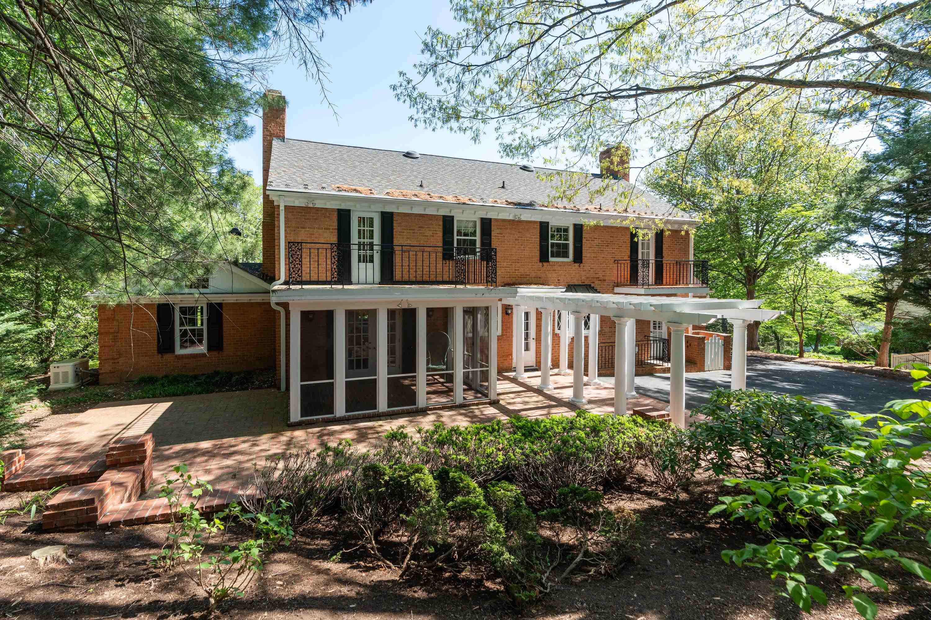 601 WOODMONT DR