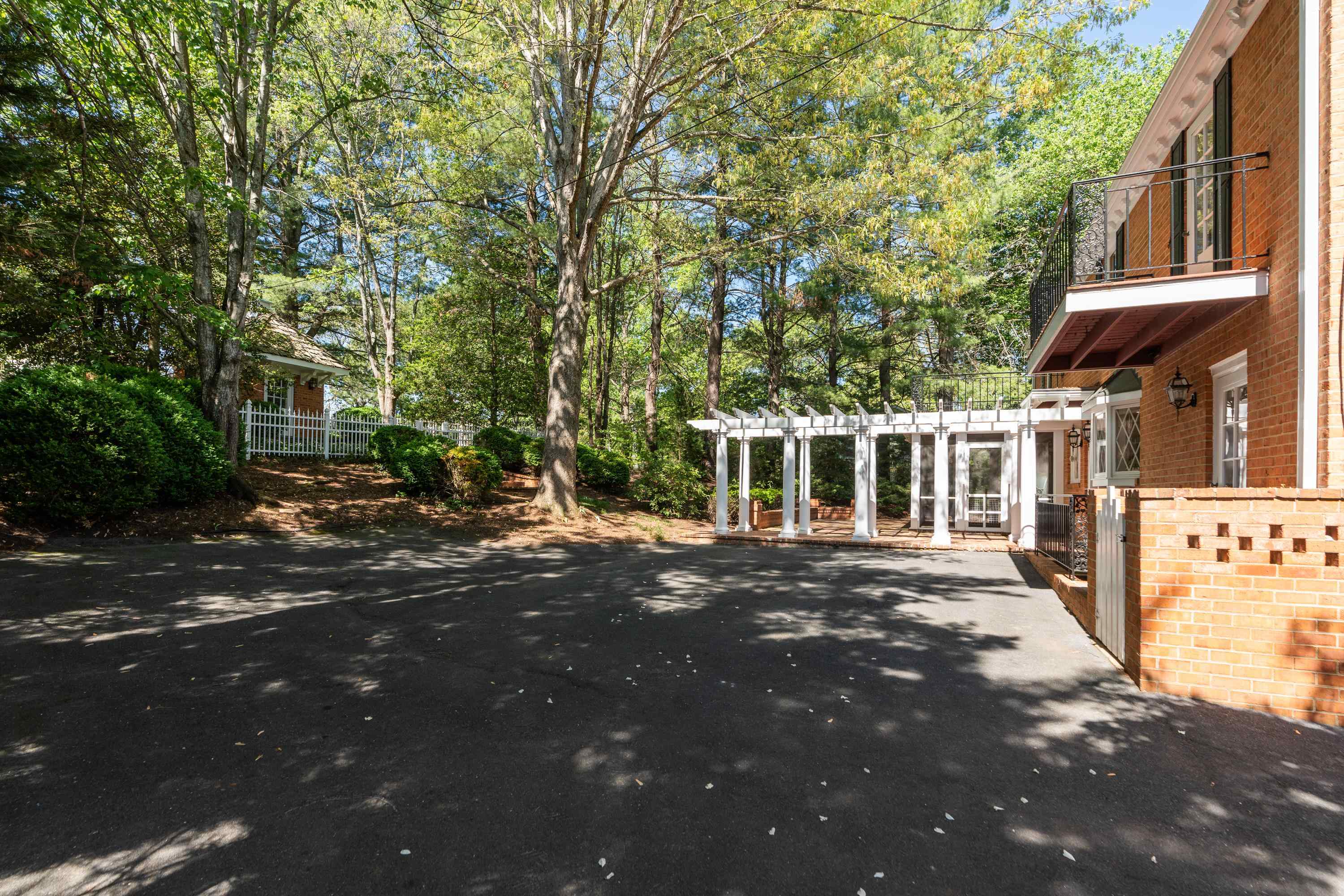 601 WOODMONT DR