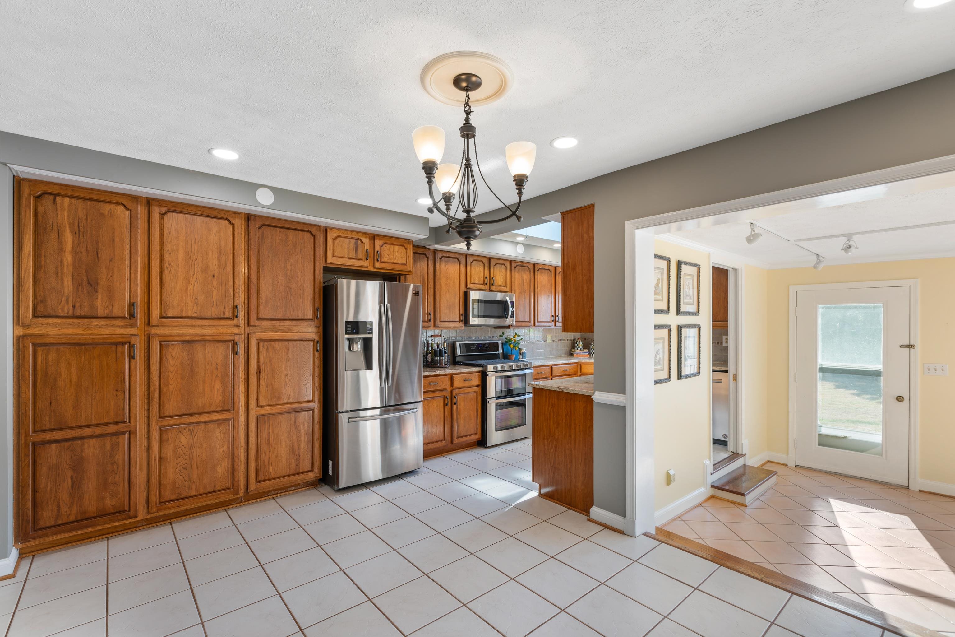 830 S ELLISON LN