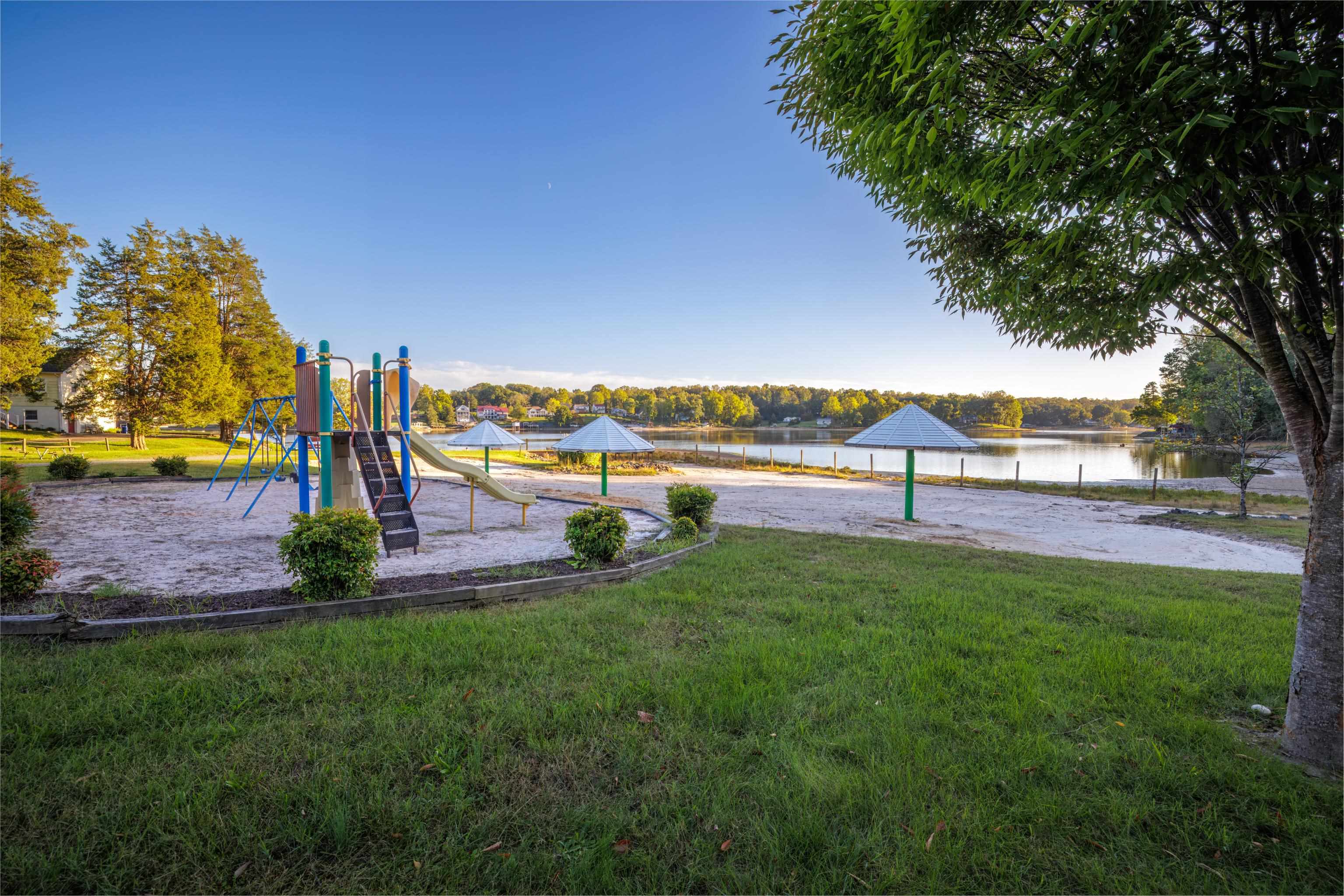 596 N LAKESHORE DR