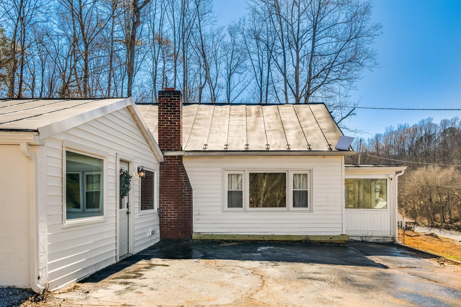 393 CROOKED RUN RD