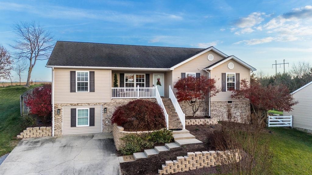 135 FALCON LN