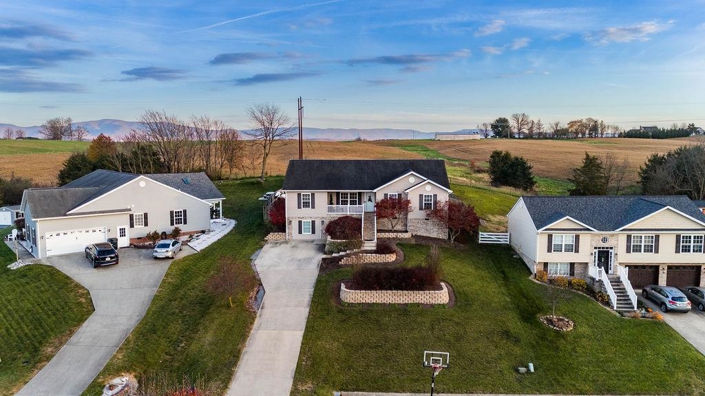 135 FALCON LN