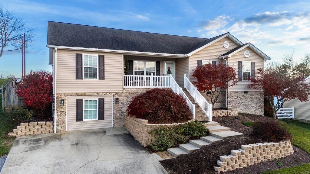 135 FALCON LN