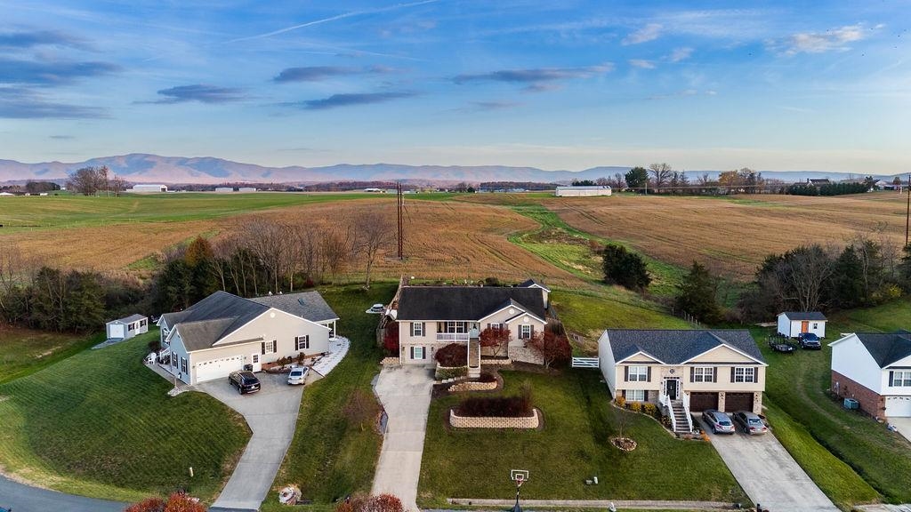135 FALCON LN