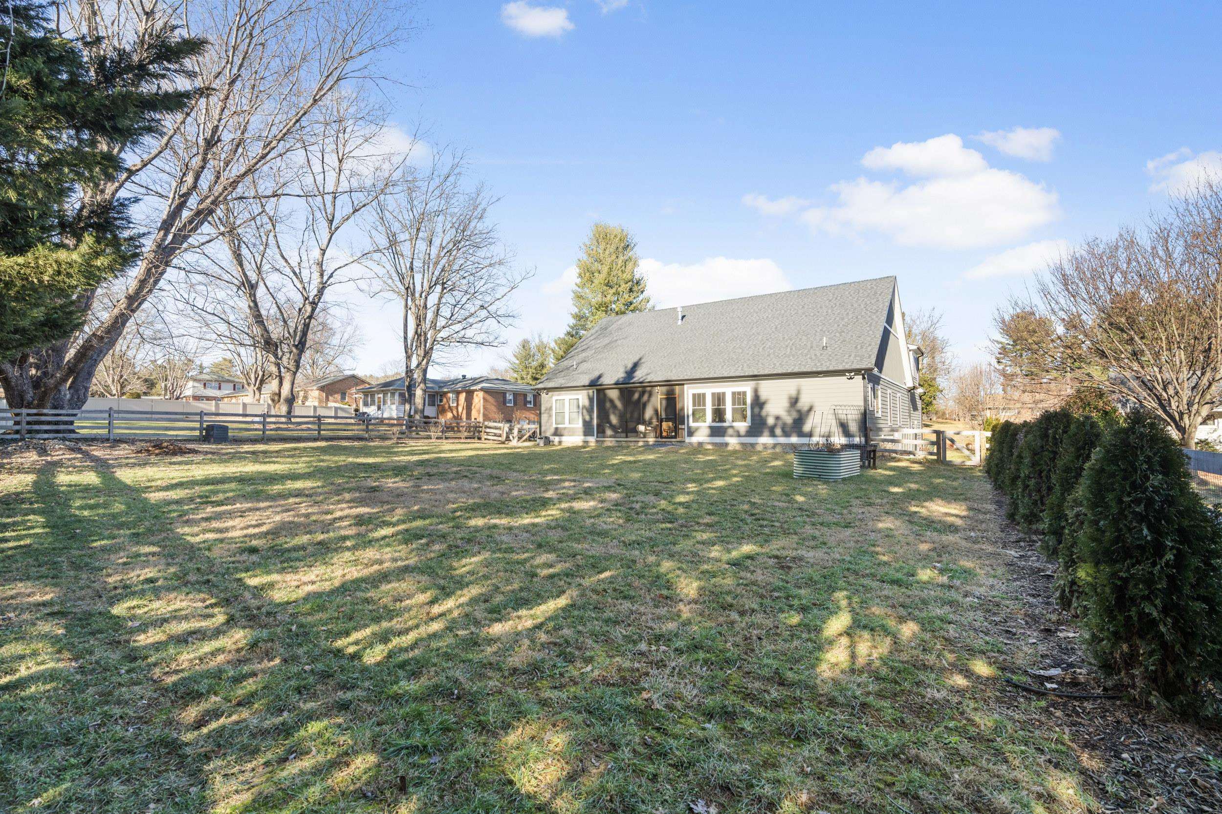 1001 HAWTHORNE LN