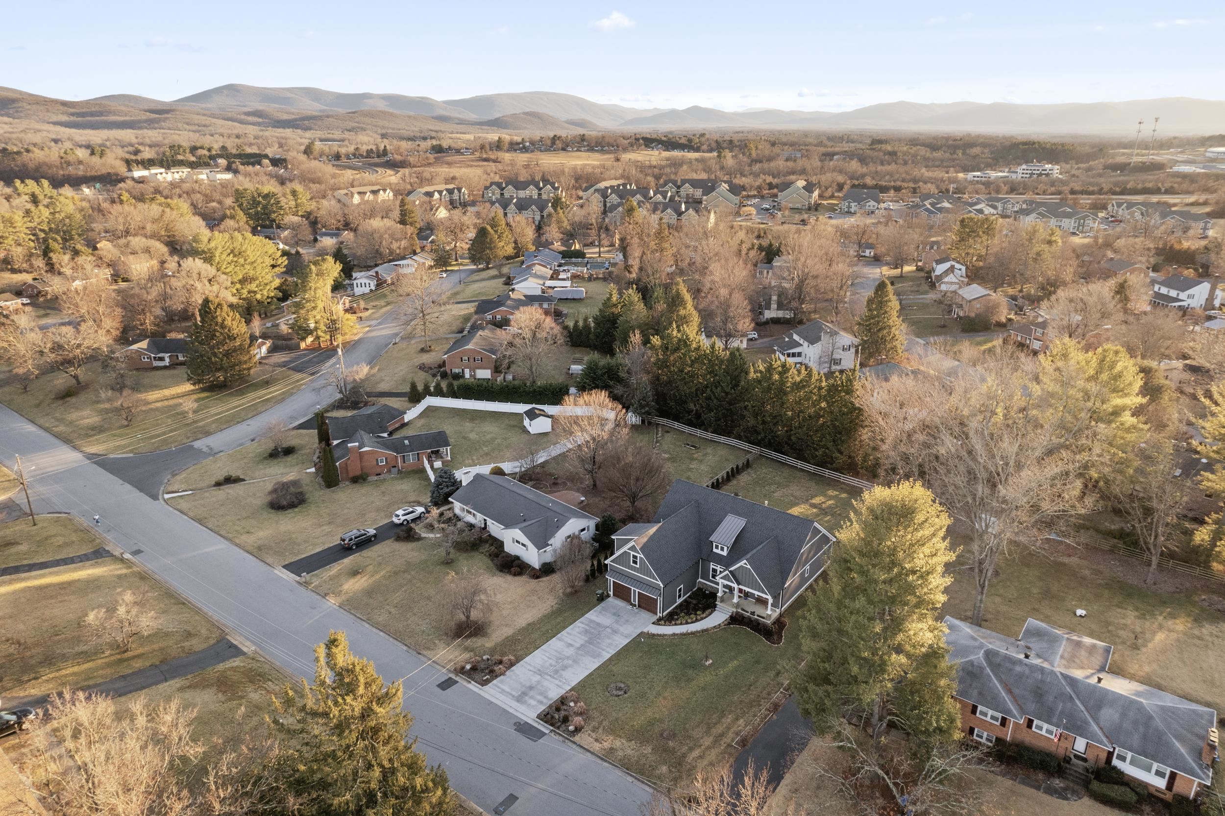 1001 HAWTHORNE LN