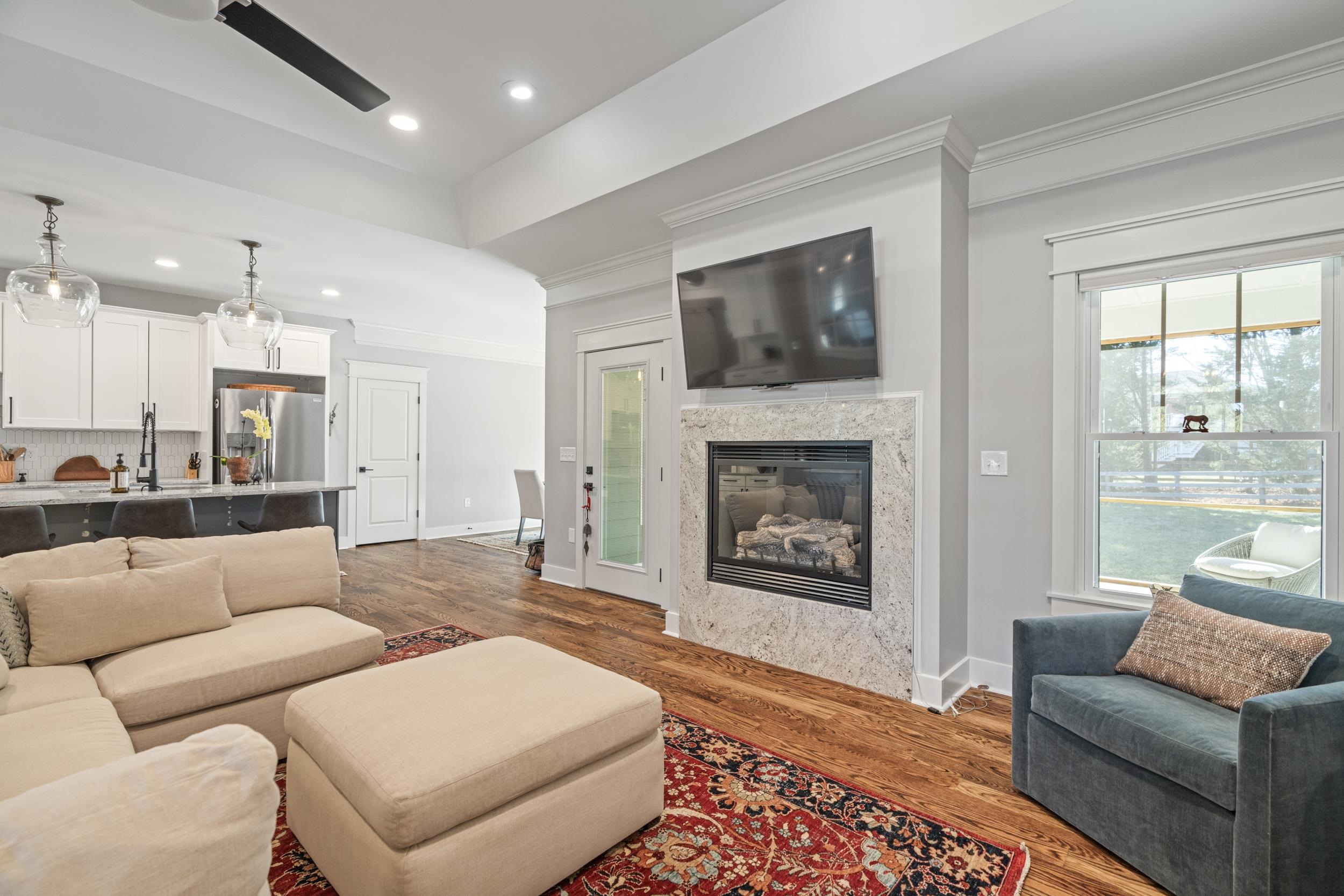 1001 HAWTHORNE LN