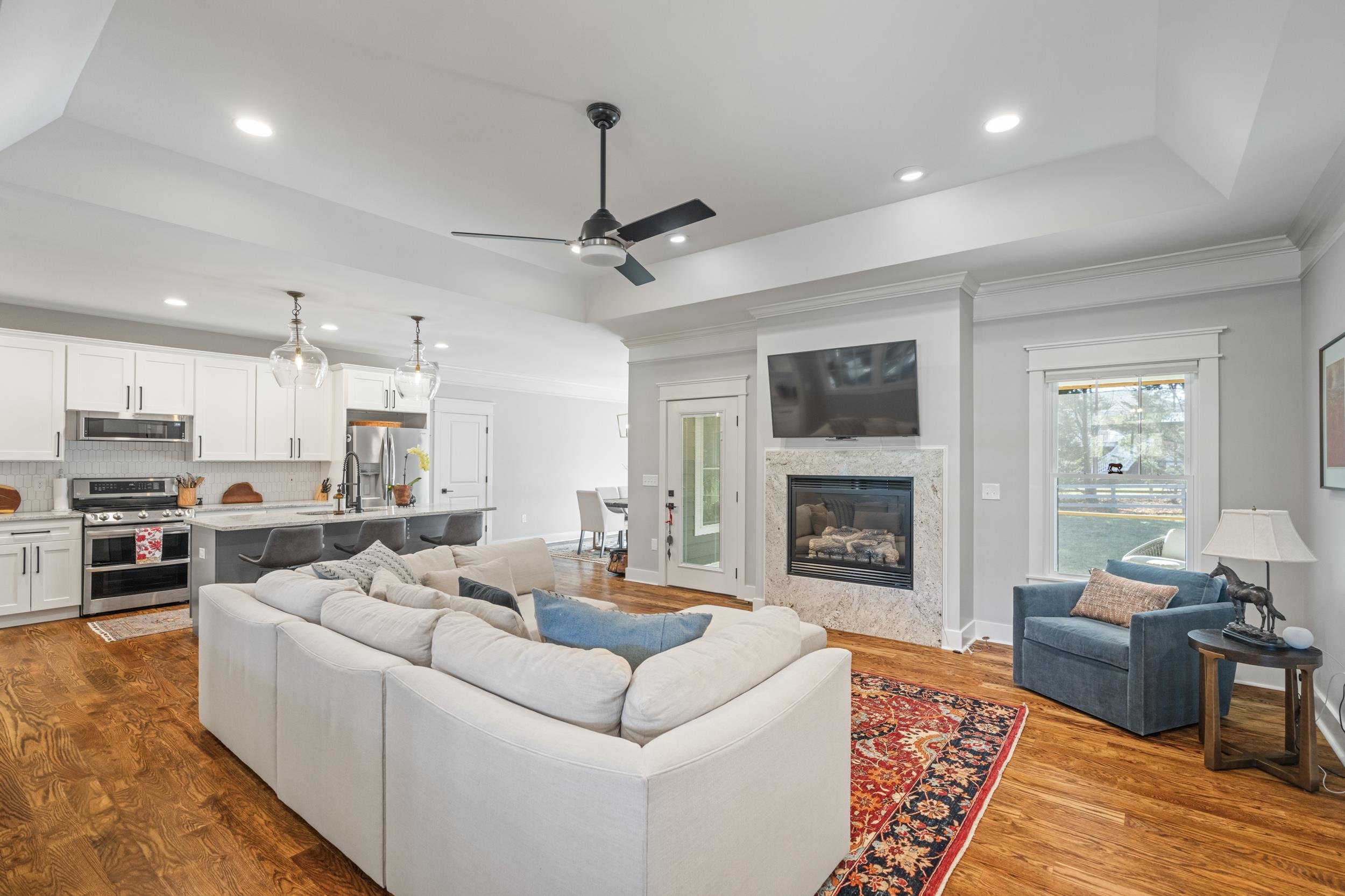 1001 HAWTHORNE LN