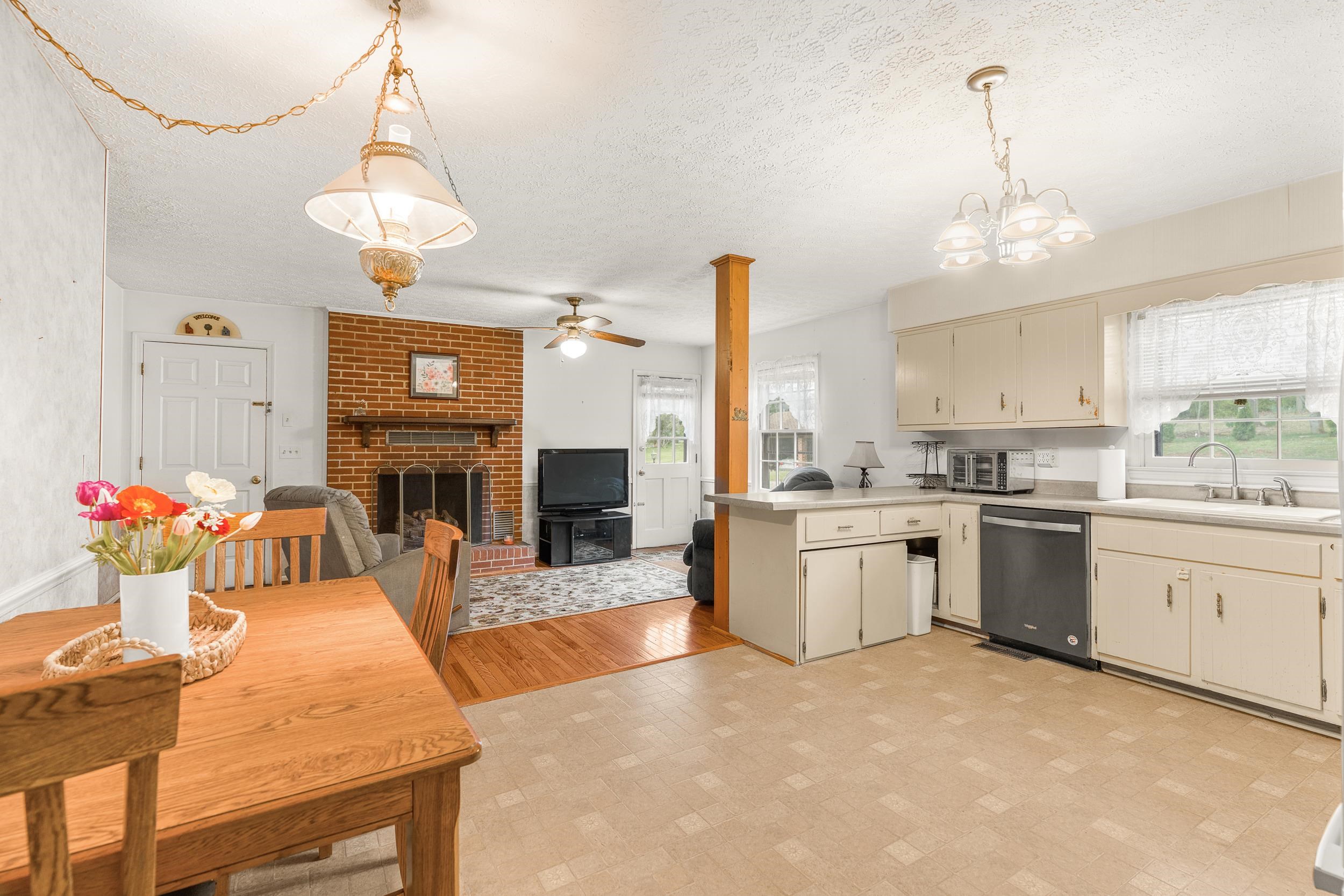 50 WOODLAND DR