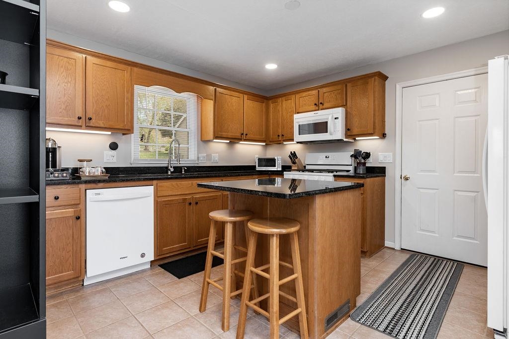 114 COLONNADE AVE