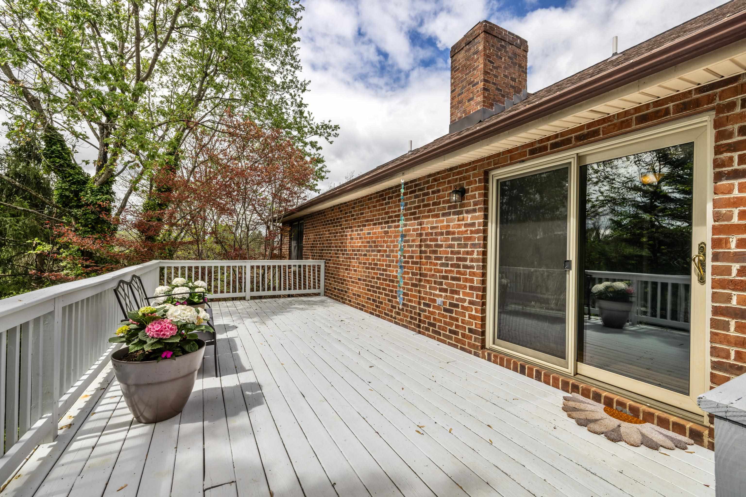 812 LAMMERMOOR DR