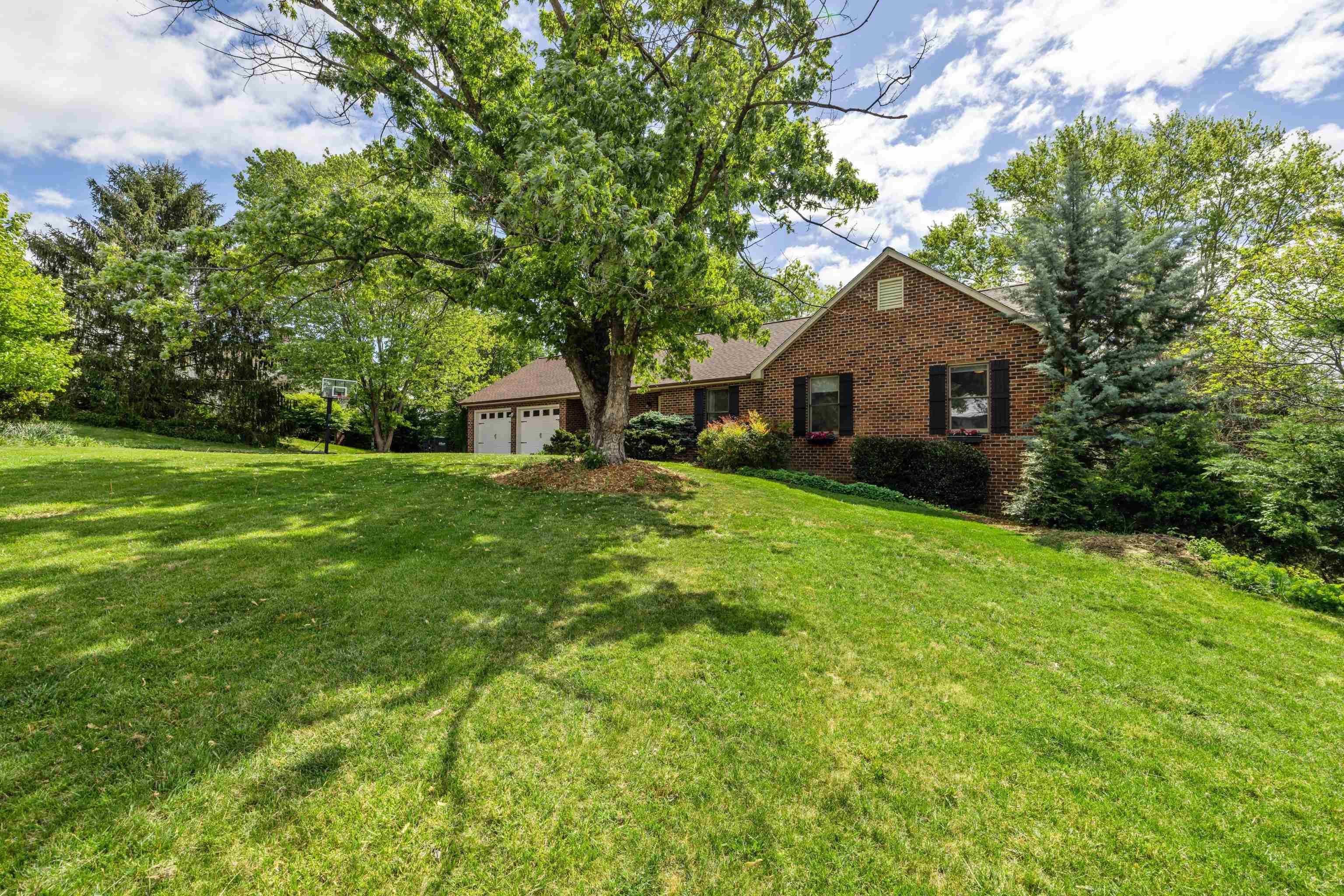 812 LAMMERMOOR DR