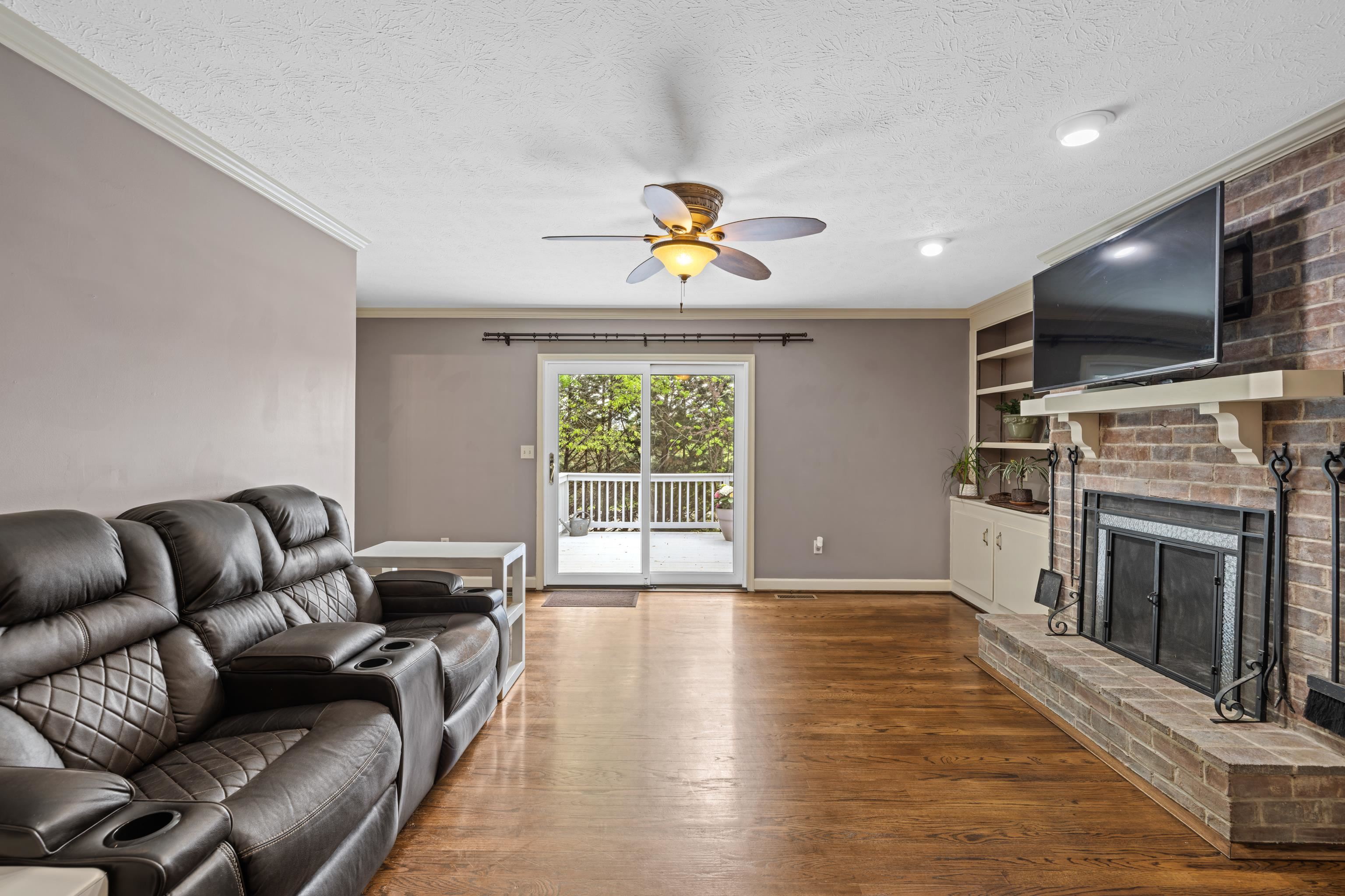 812 LAMMERMOOR DR