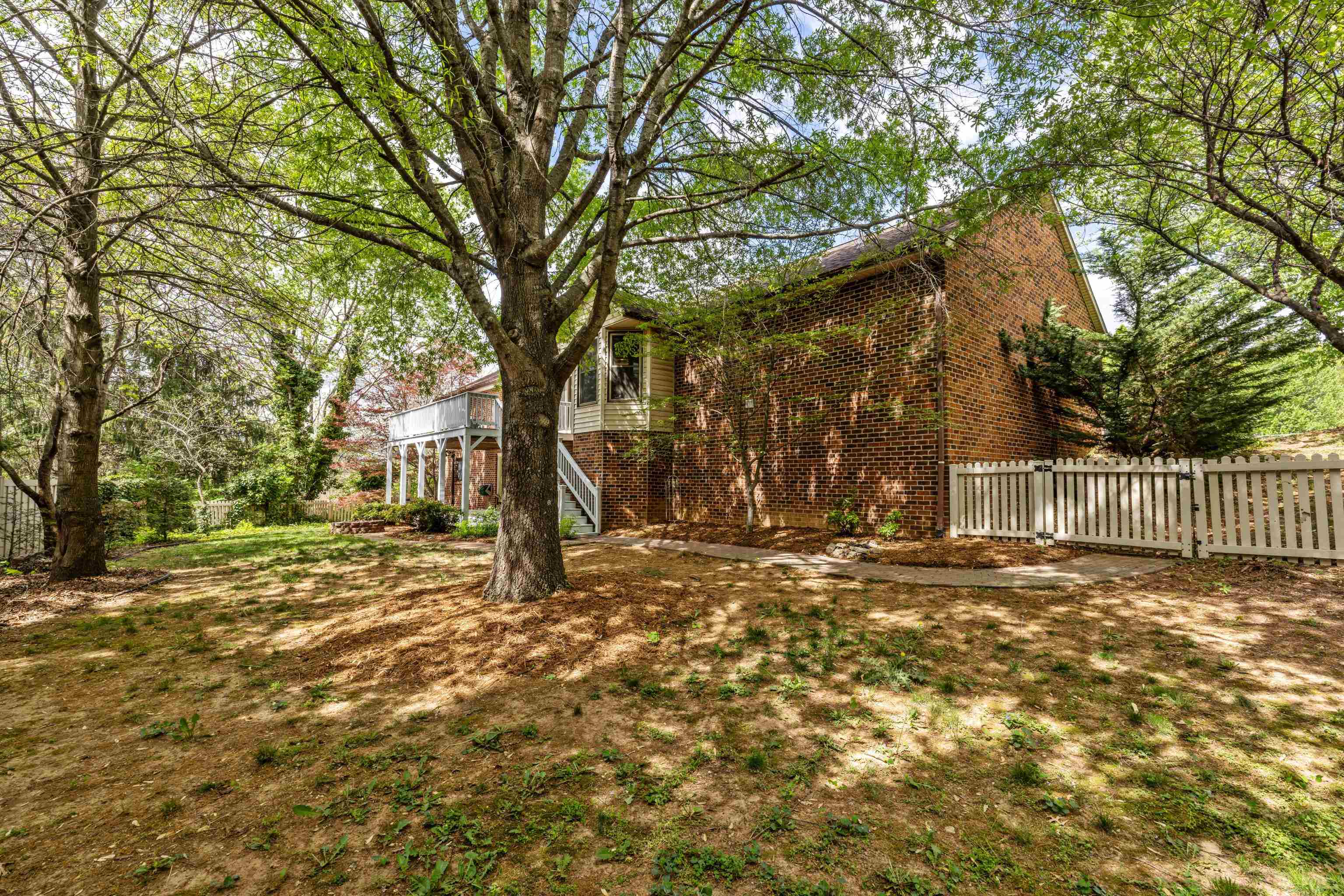 812 LAMMERMOOR DR