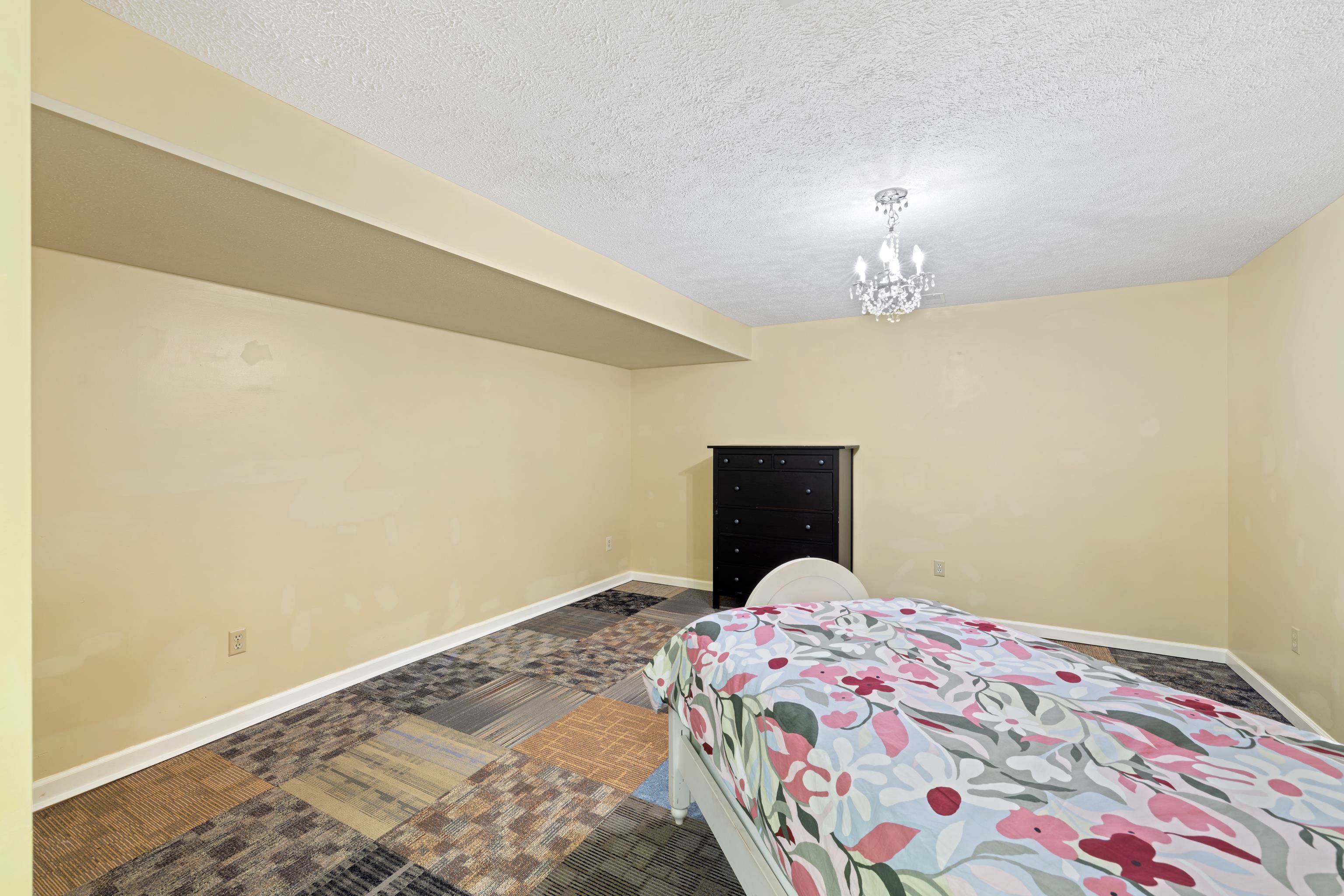 812 LAMMERMOOR DR