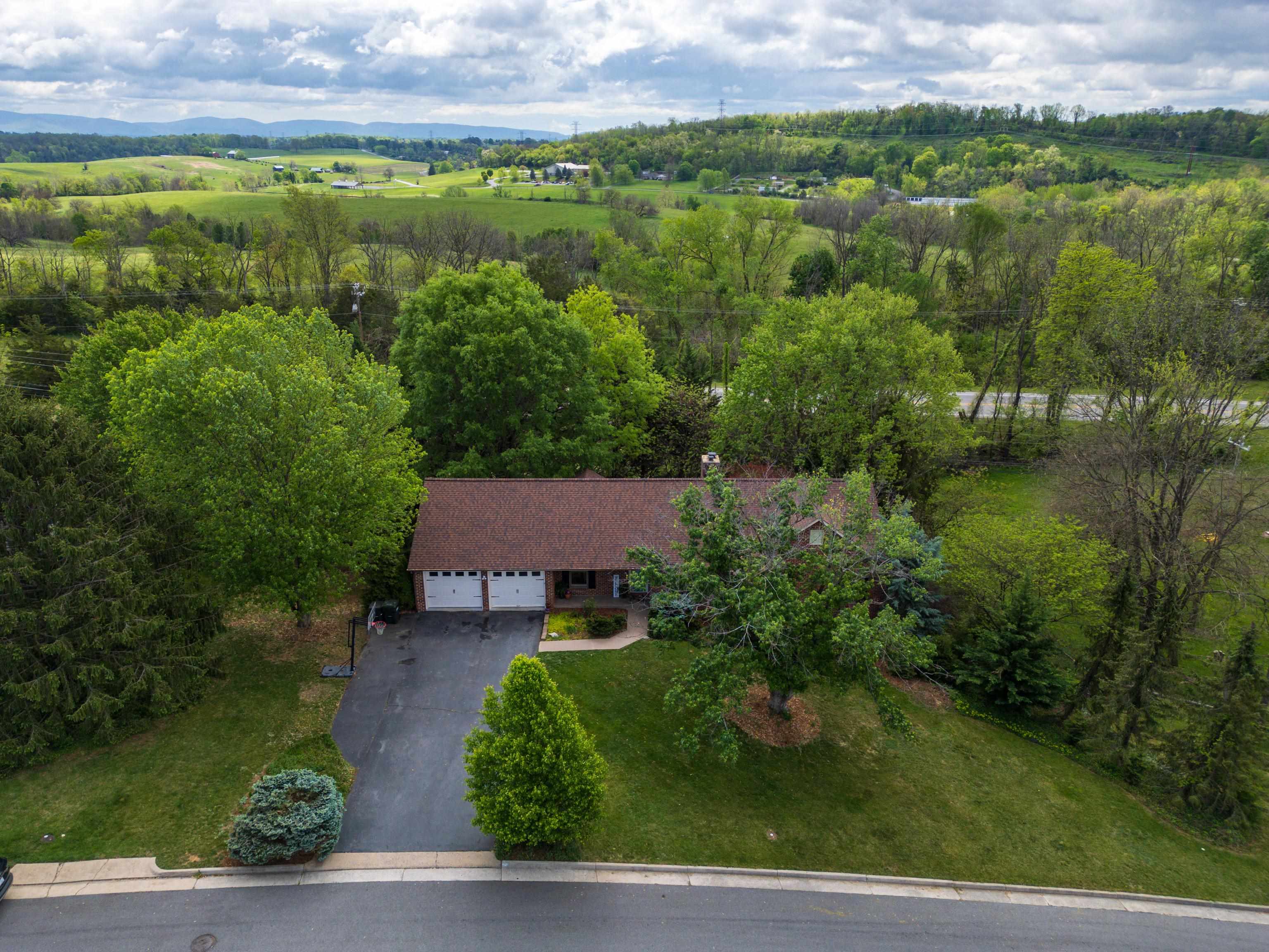 812 LAMMERMOOR DR