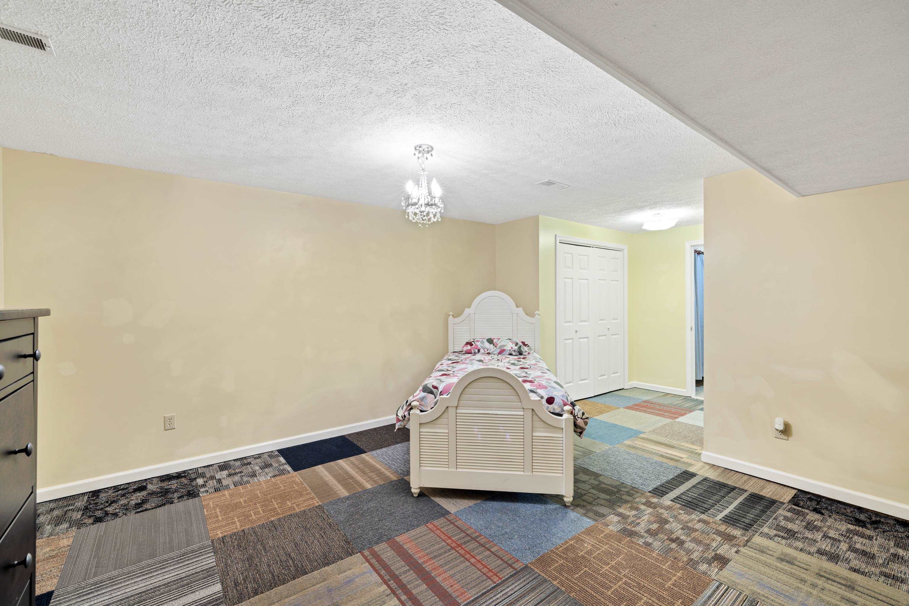 812 LAMMERMOOR DR