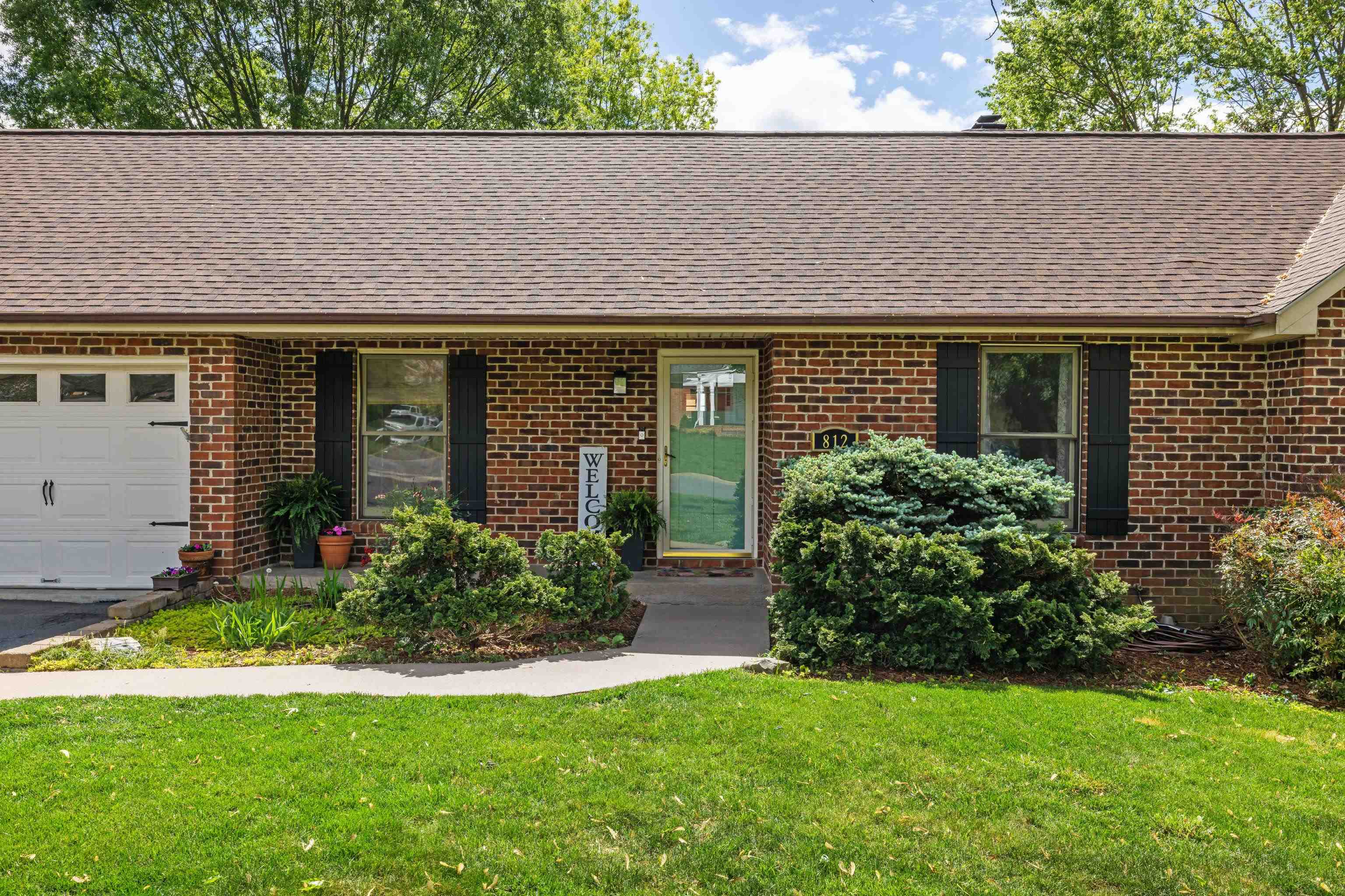 812 LAMMERMOOR DR