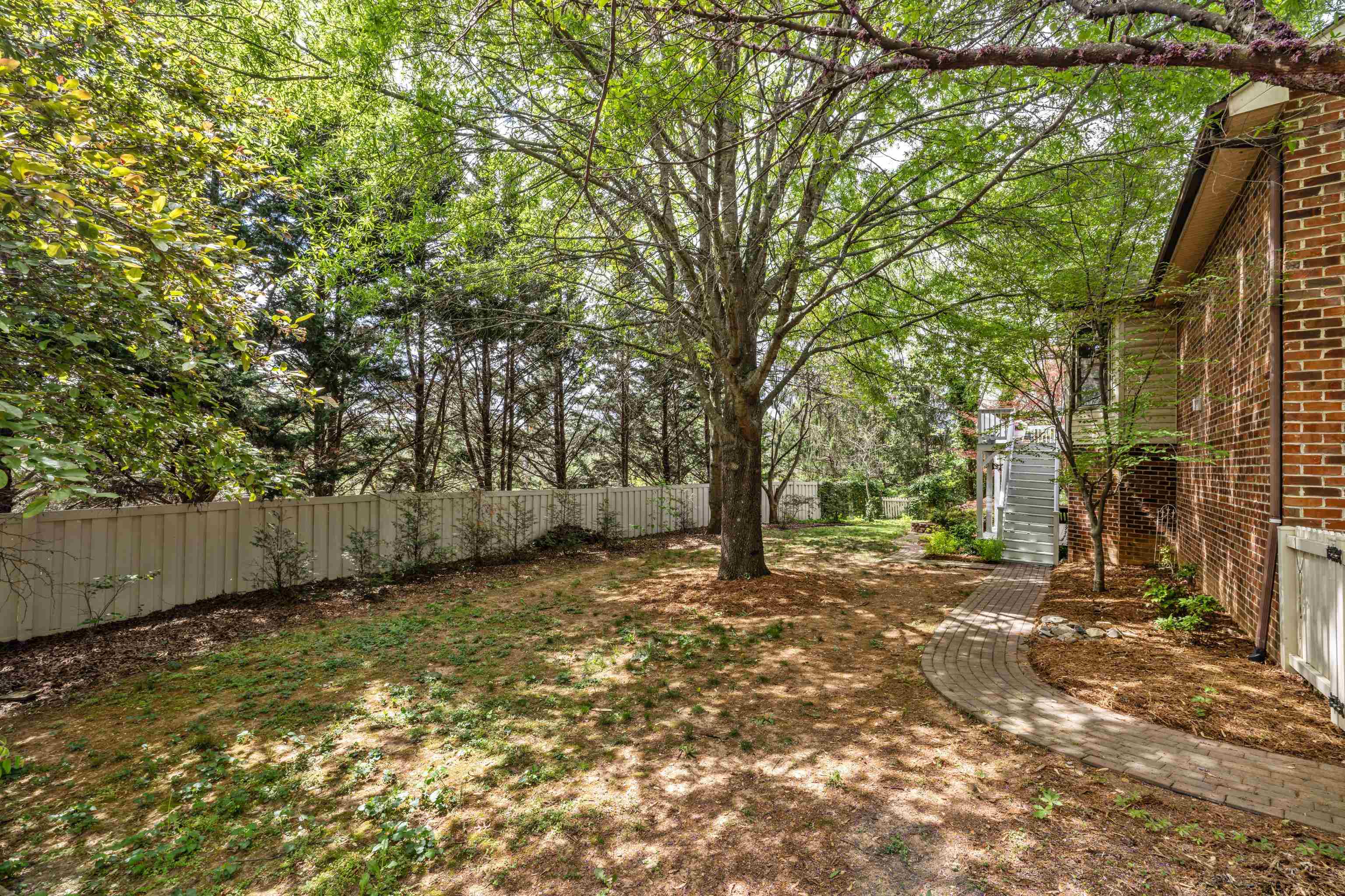 812 LAMMERMOOR DR