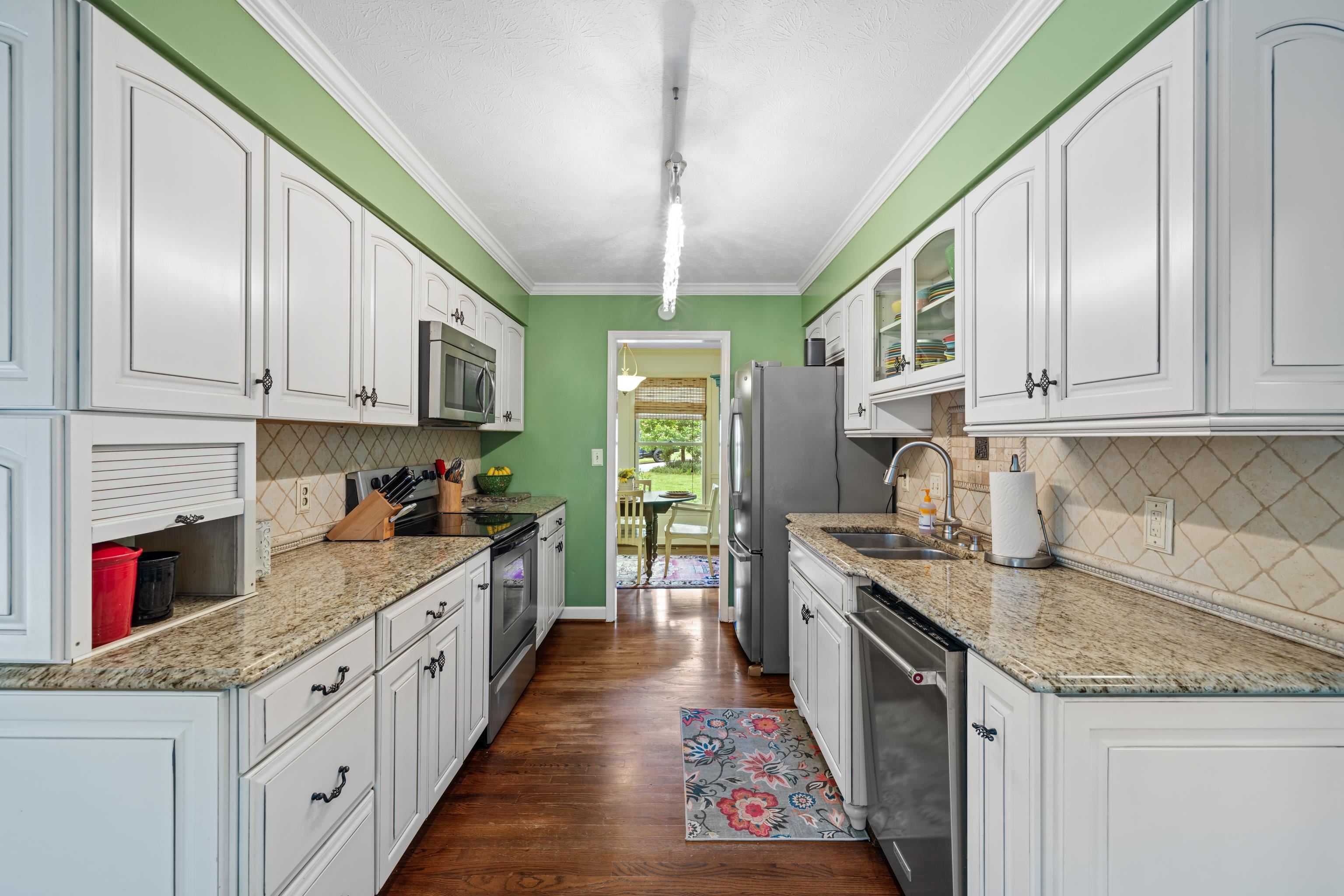 812 LAMMERMOOR DR